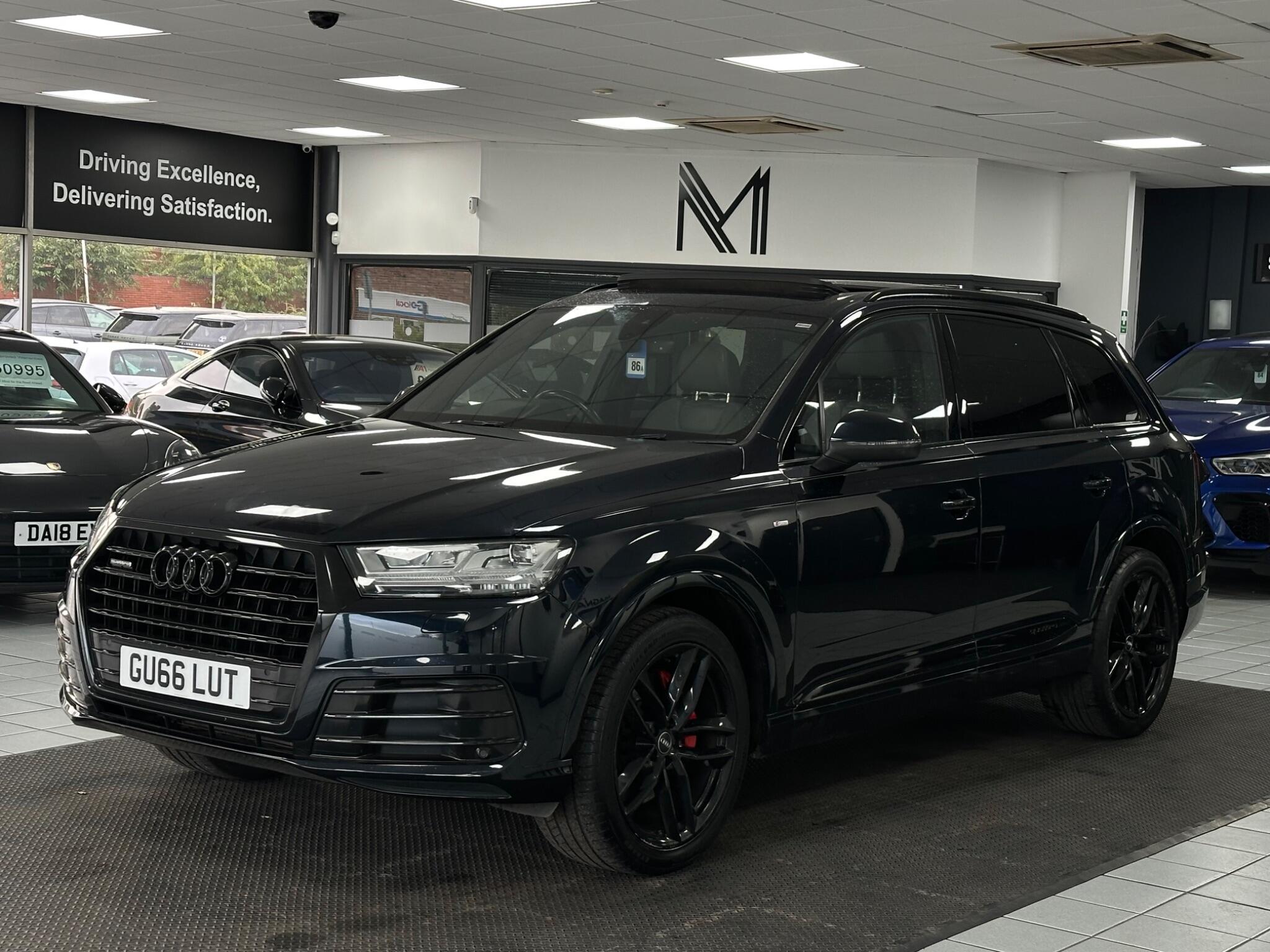 Audi Q7 view 7