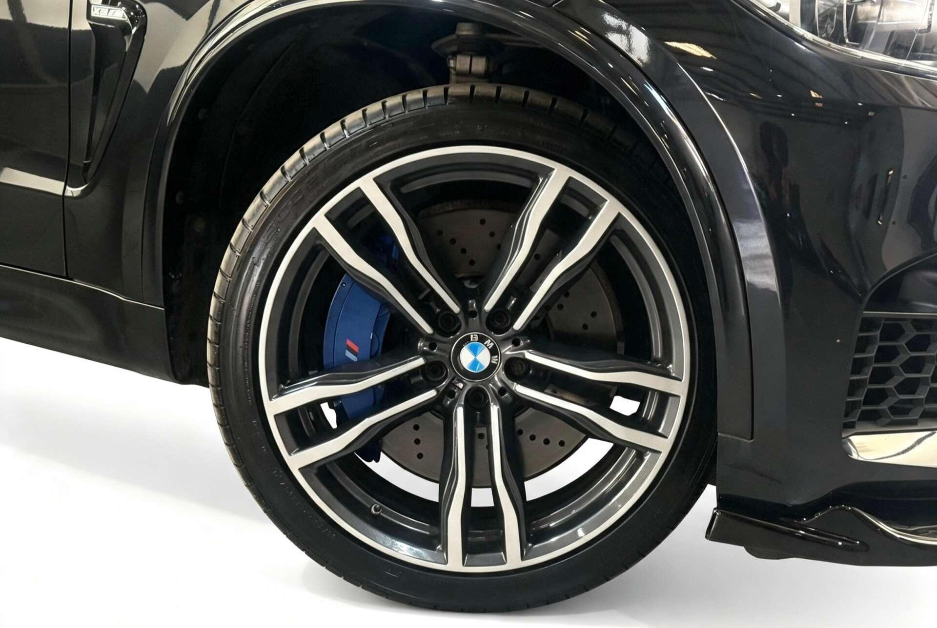 BMW X5 M view 3