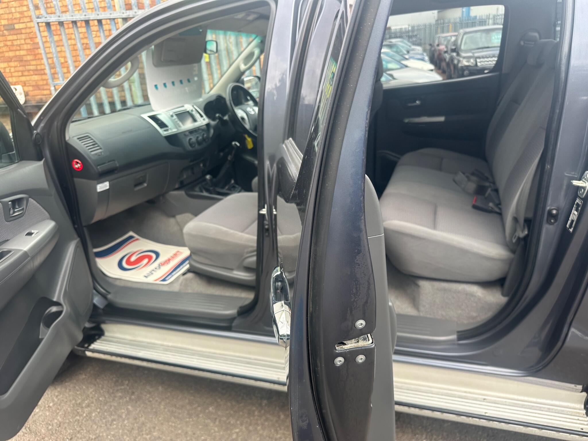 Toyota Hilux view 32
