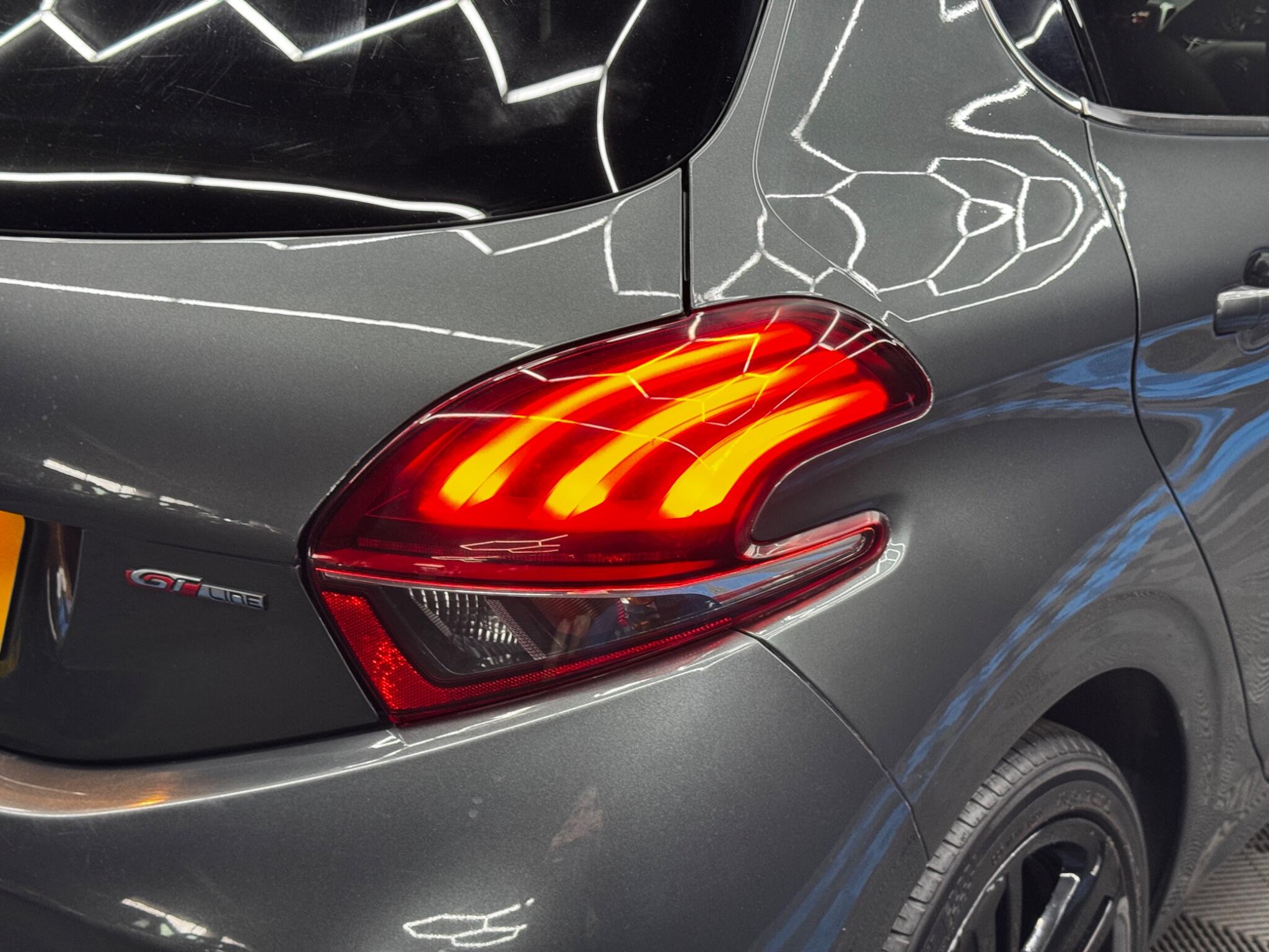 Peugeot 208 view 37