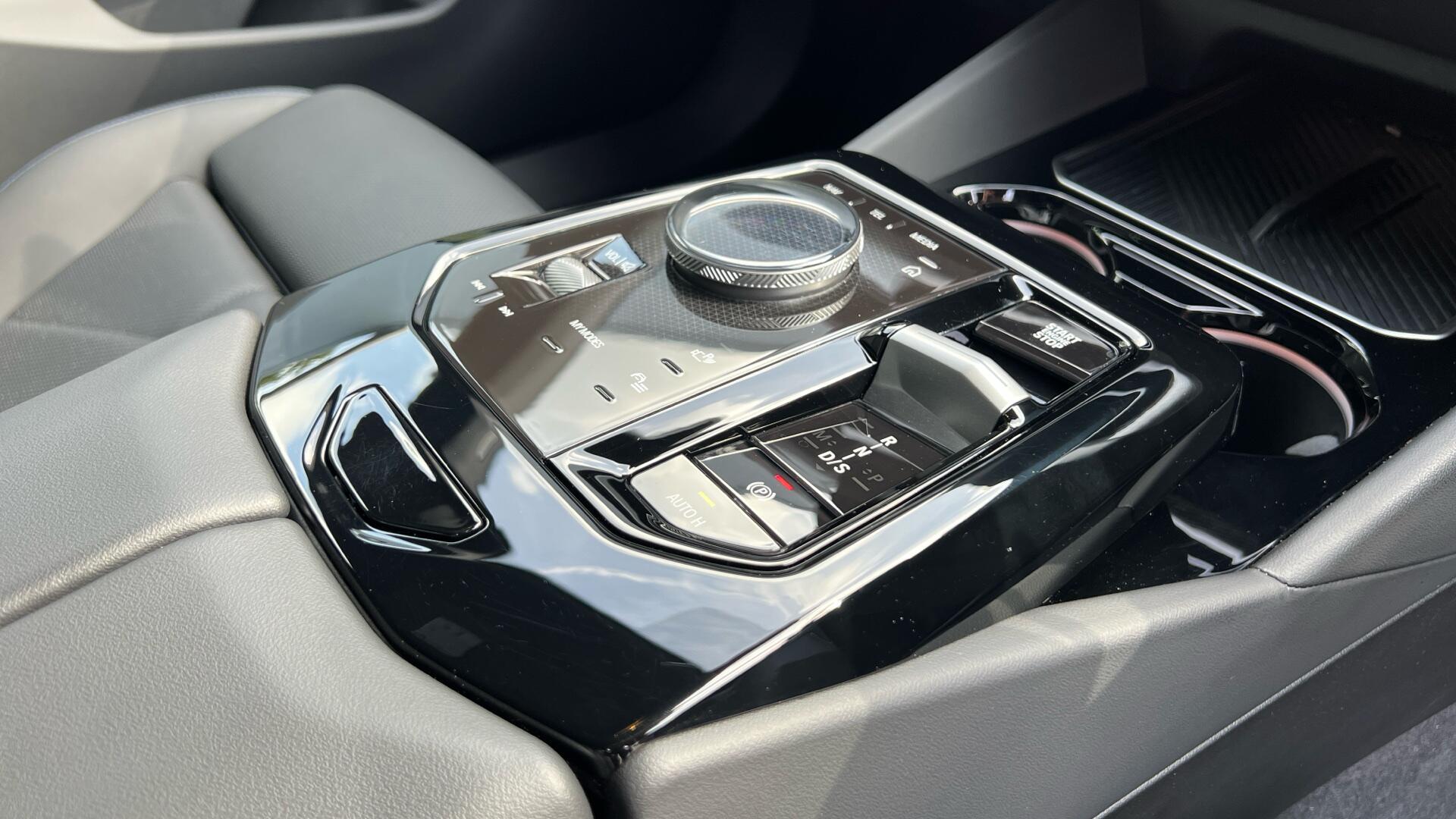BMW 5 Series view 10