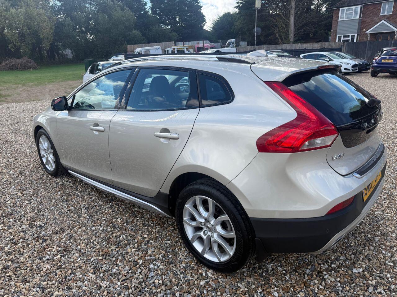 Volvo V40 Cross Country view 5