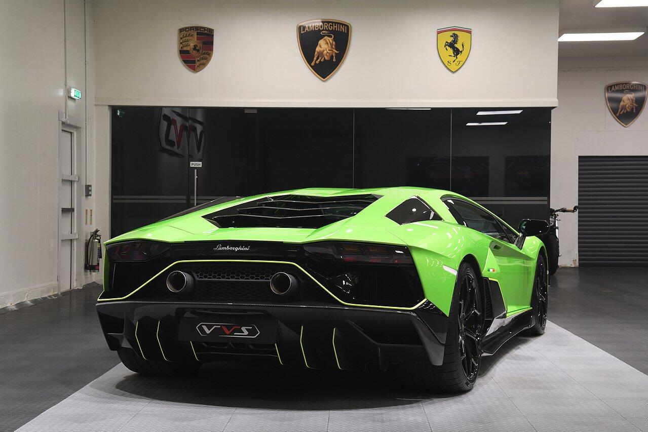 Lamborghini Aventador view 3