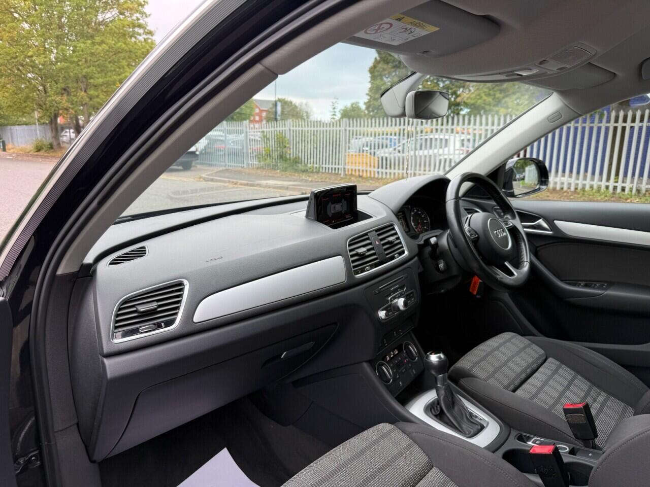 Audi Q3 view 30