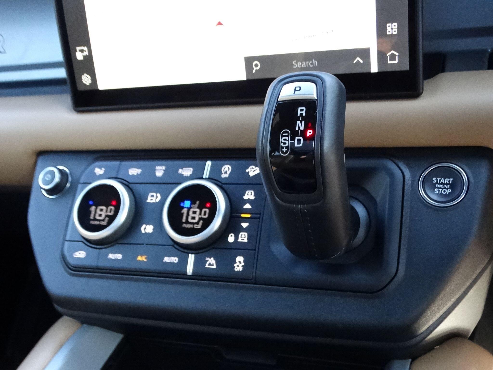 Land Rover Defender 110 view 38