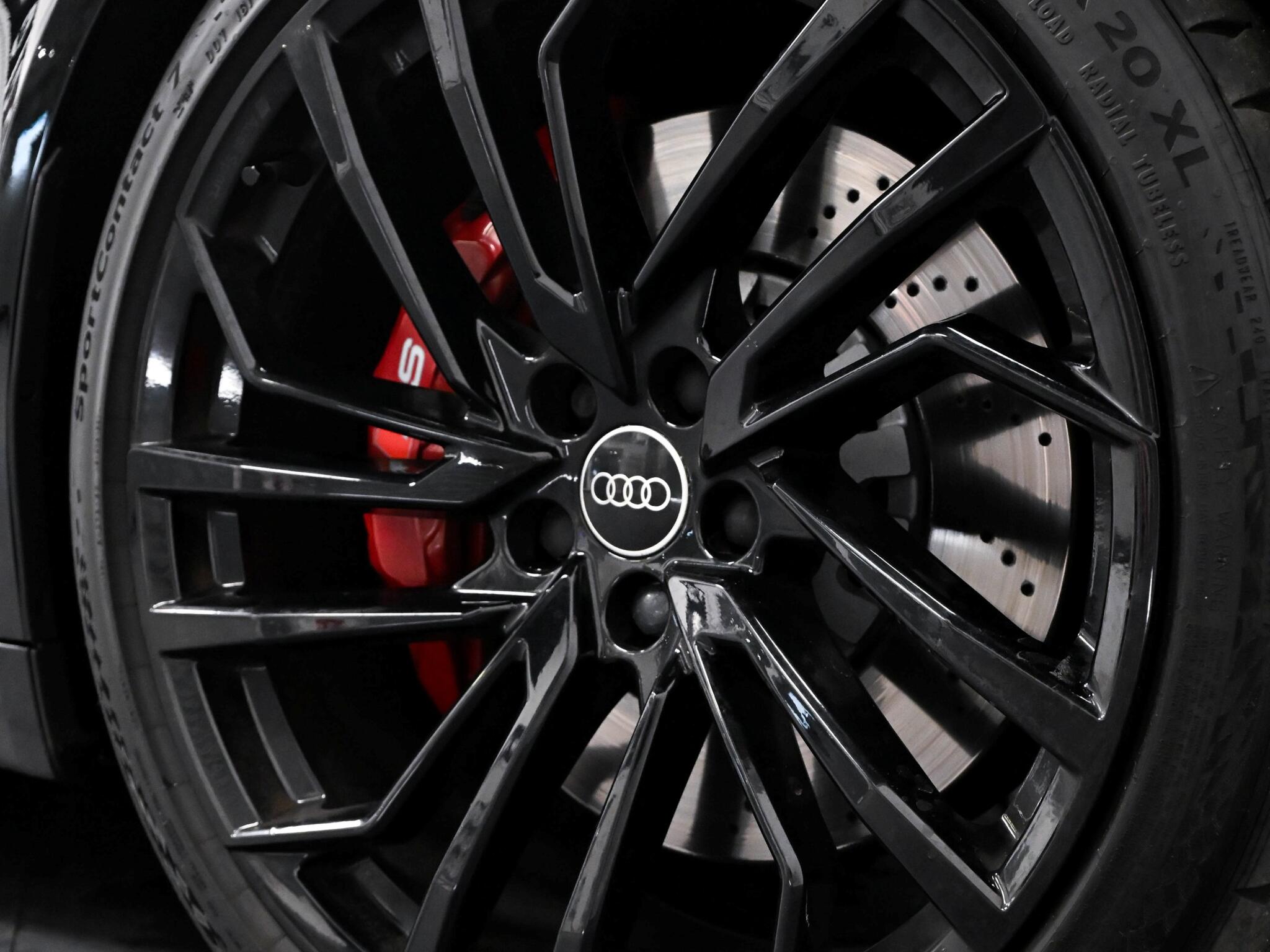 Audi RS4 Avant view 6