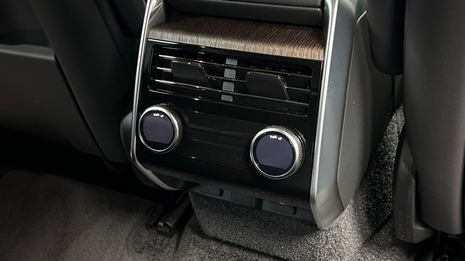 Land Rover Range Rover view 18