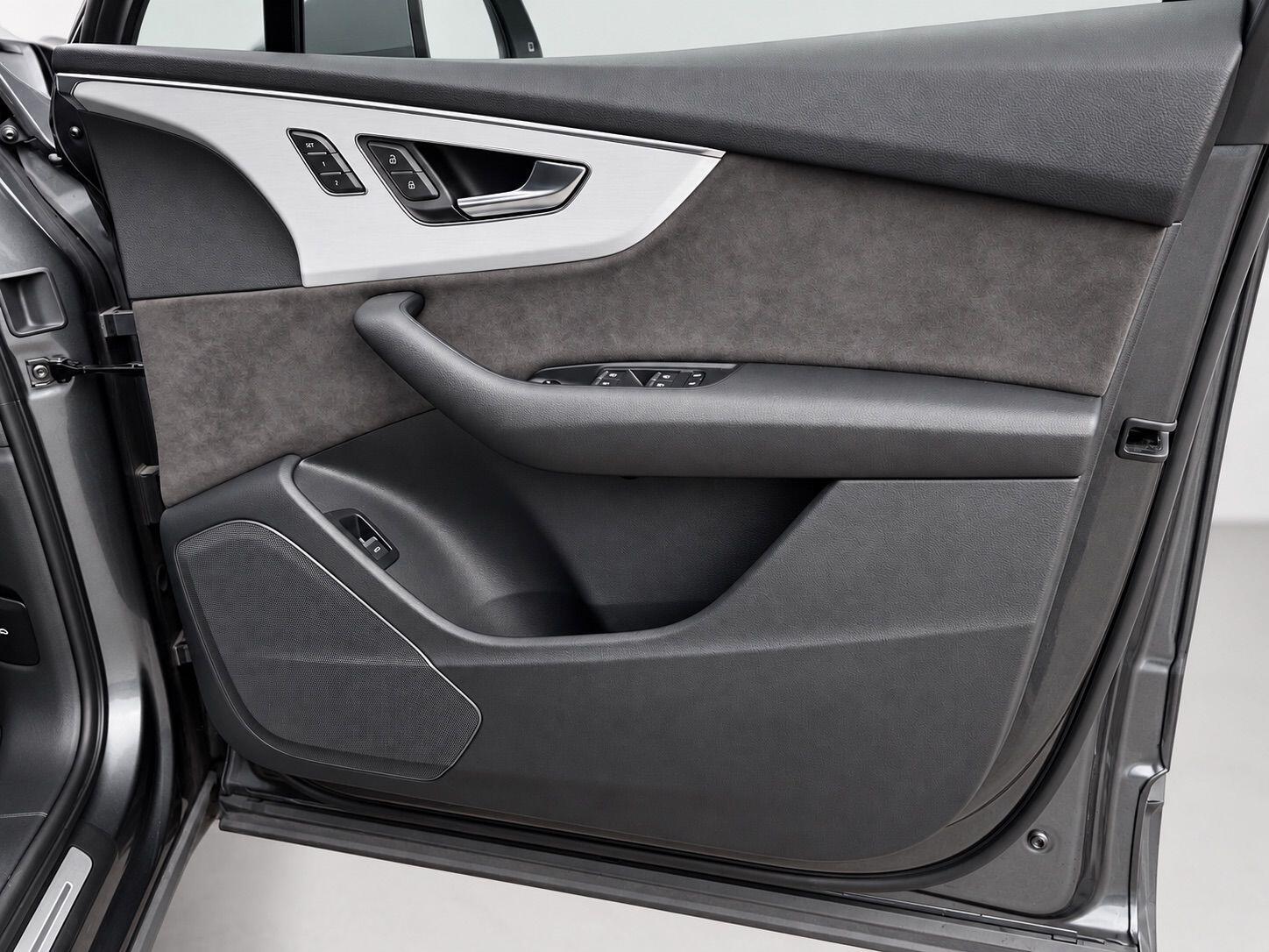 Audi Q7 view 16