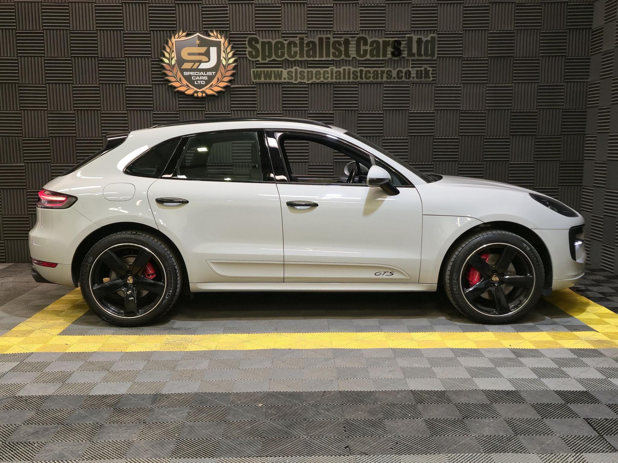 Porsche Macan view 28