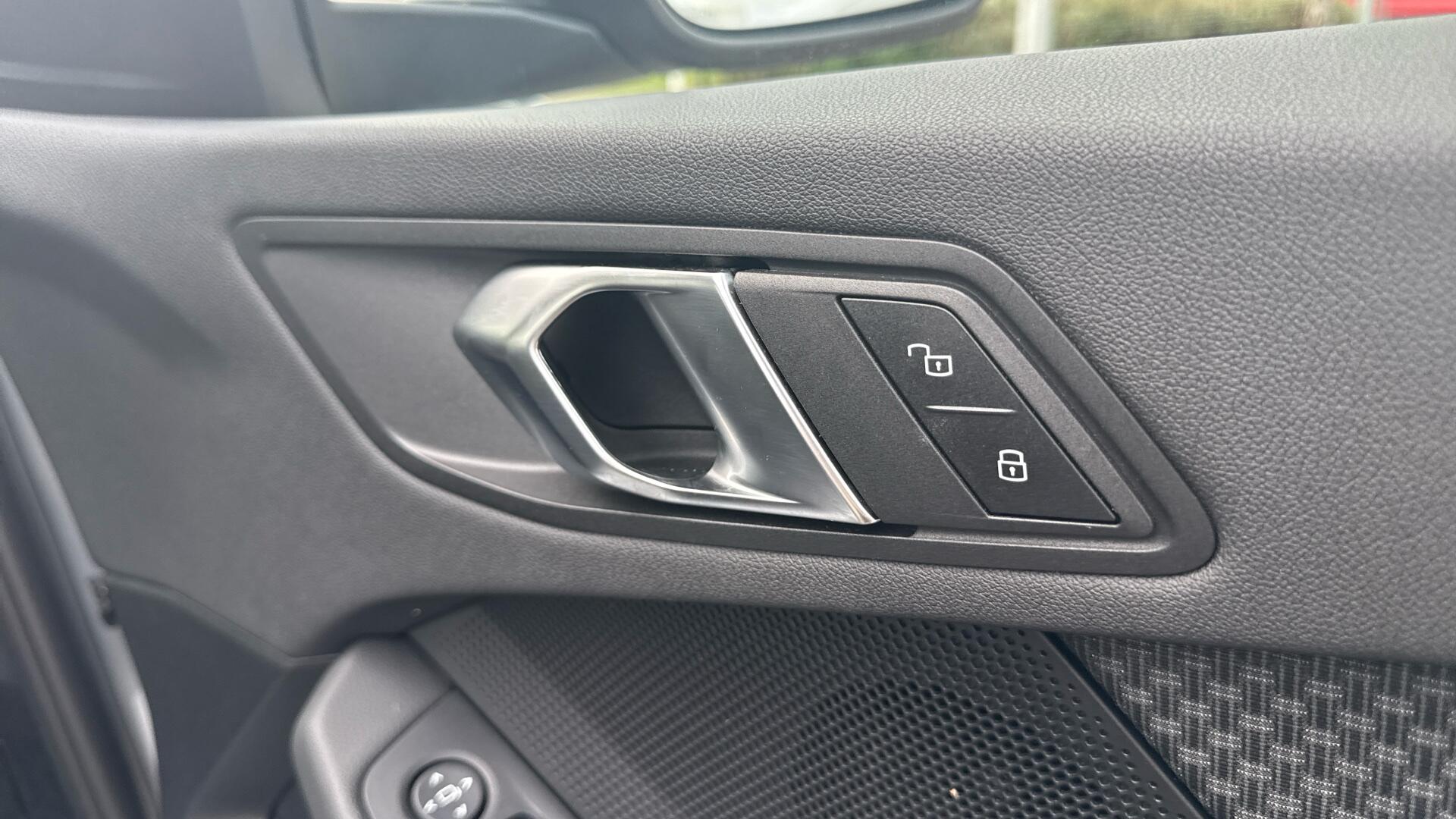 BMW 1 Series view 33