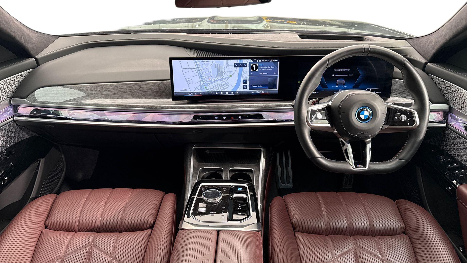 BMW I7 view 4
