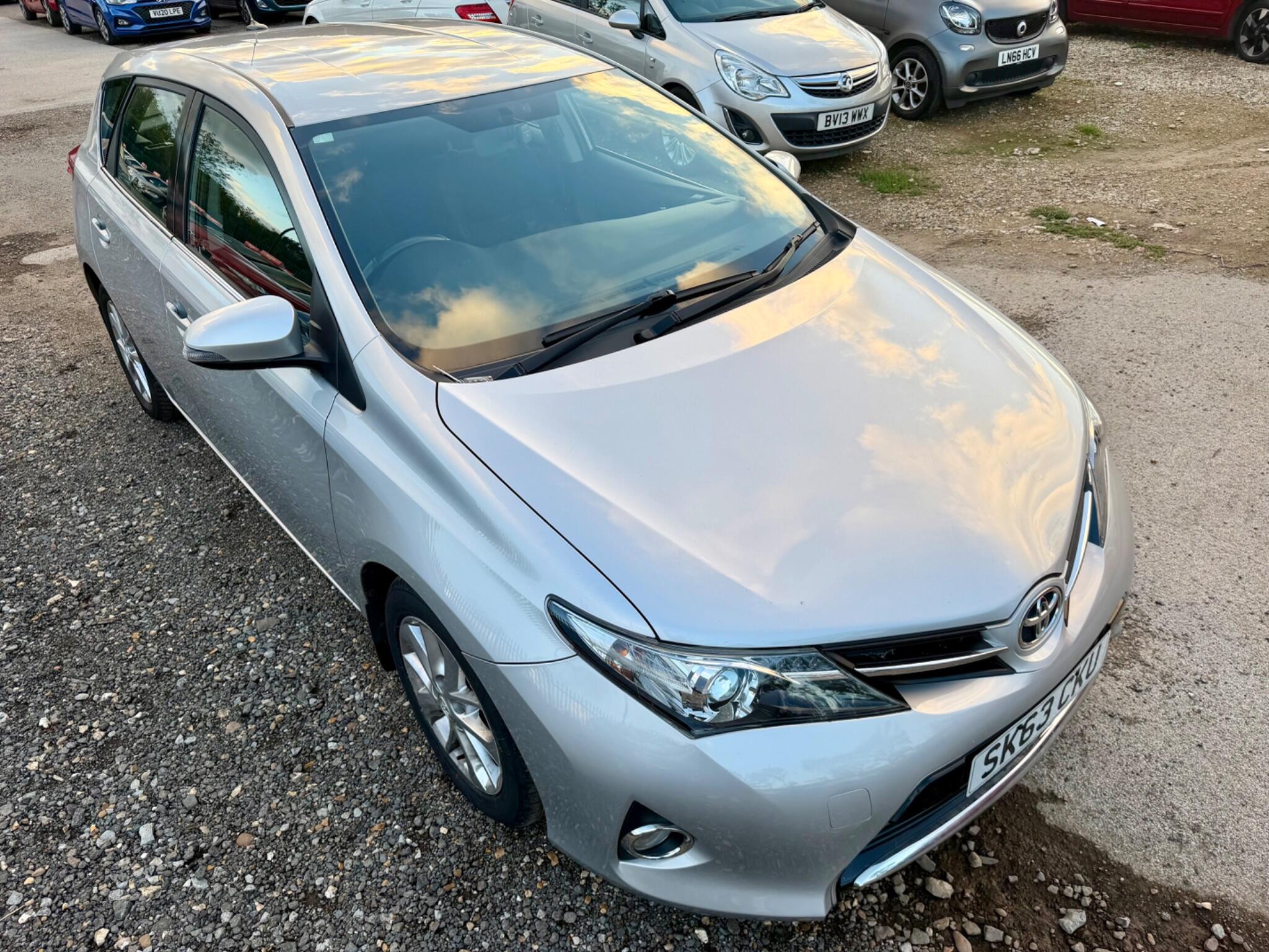 Toyota Auris view 3