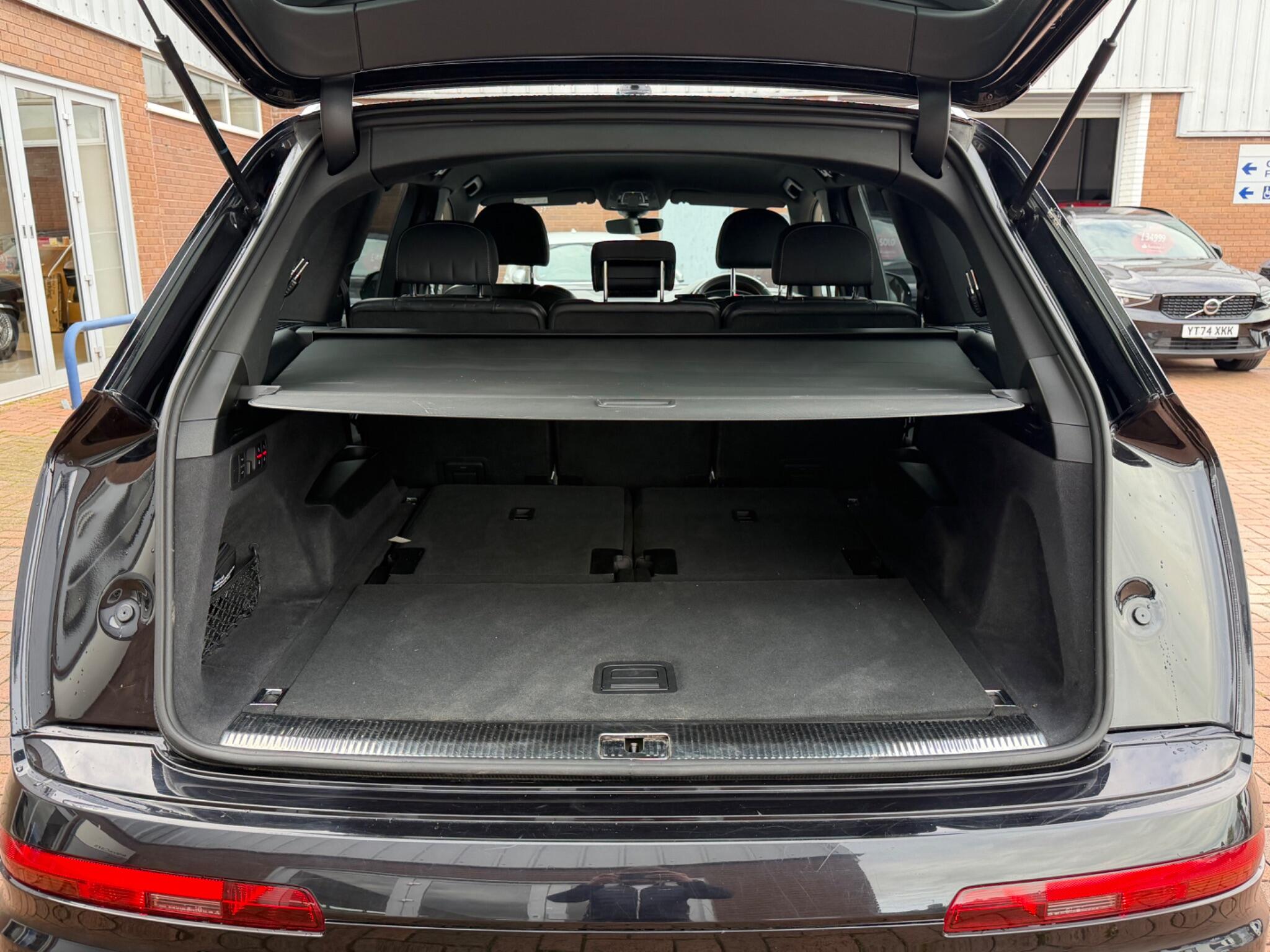 Audi Q7 view 89