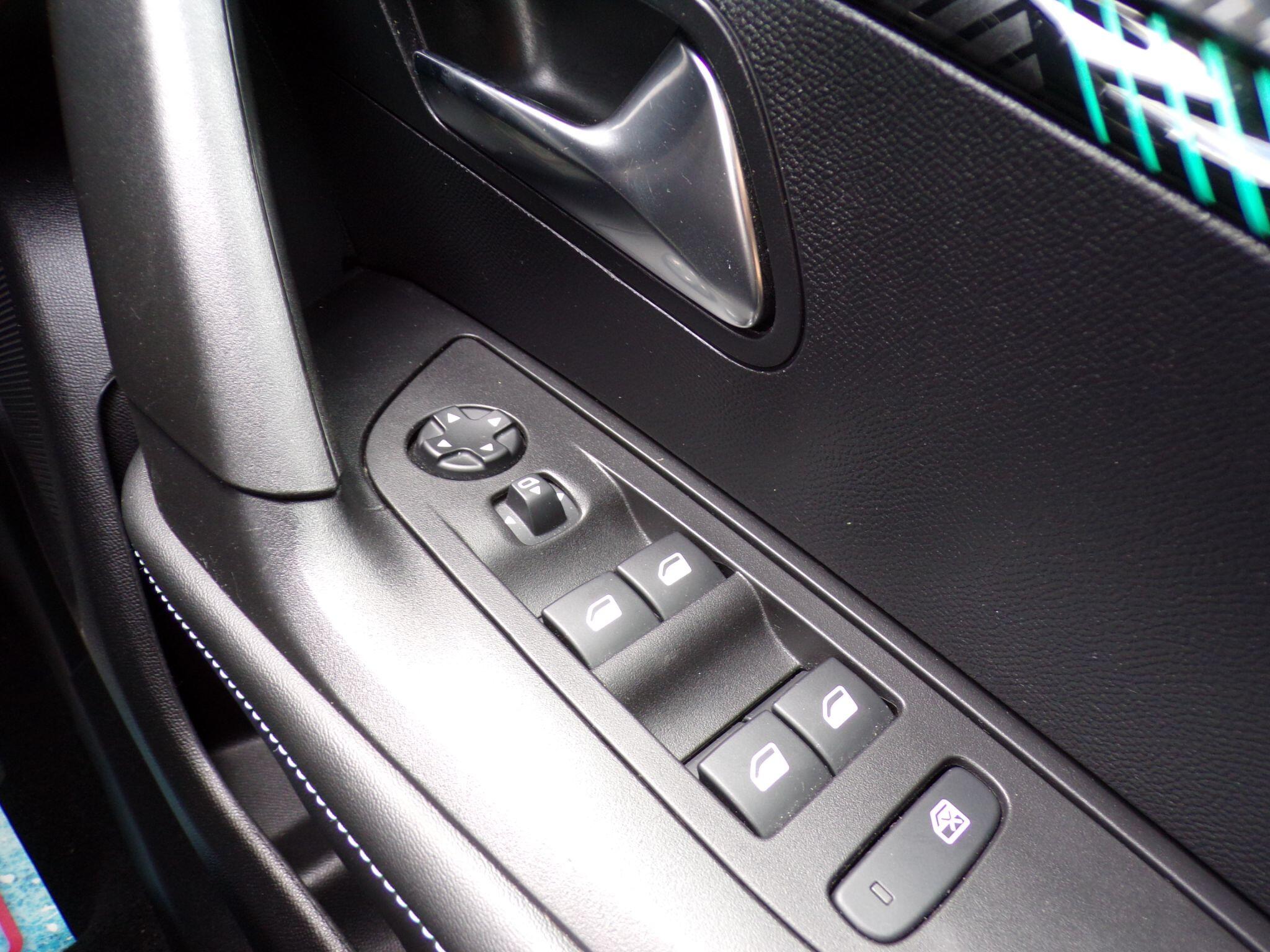 Peugeot E-2008 view 28