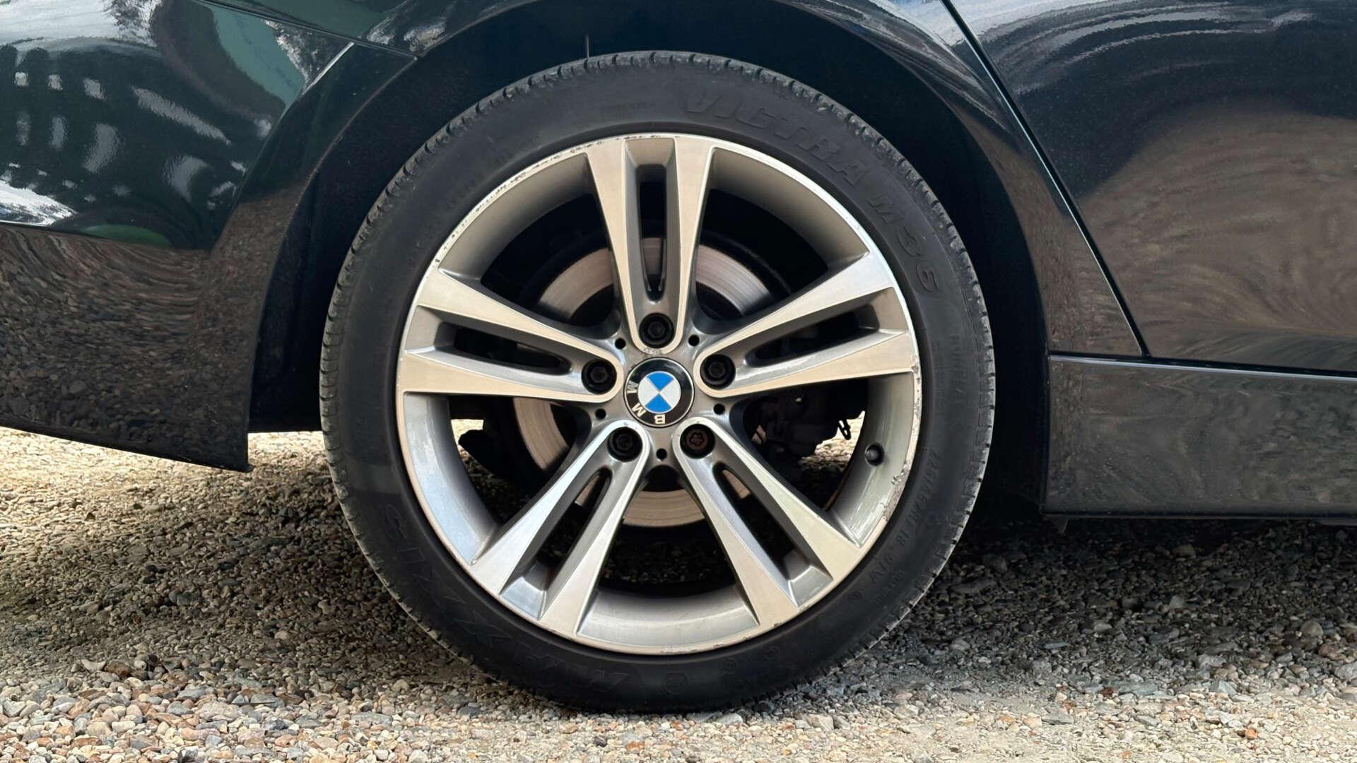 BMW 3 Series view 35