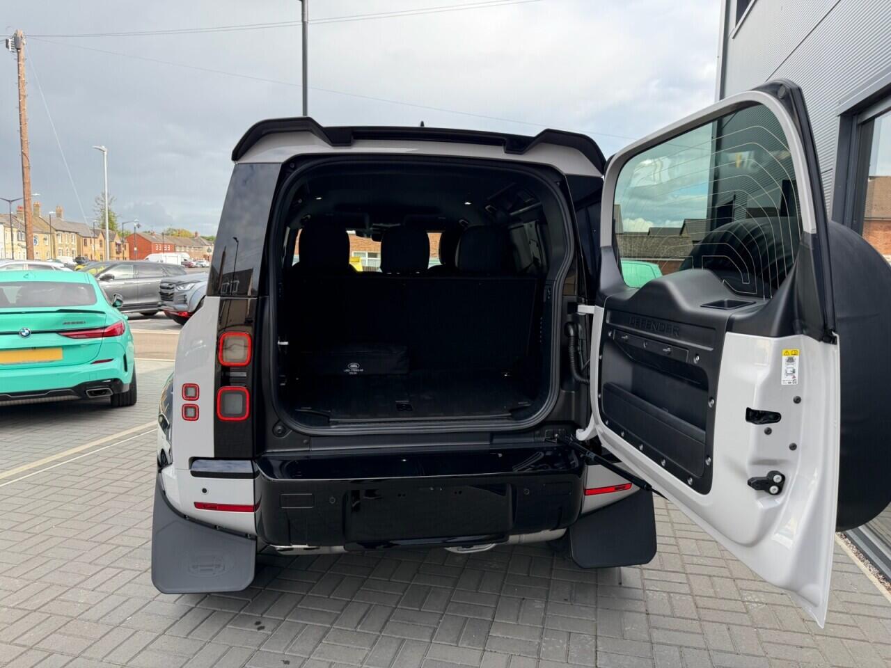 Land Rover Defender 110 view 33