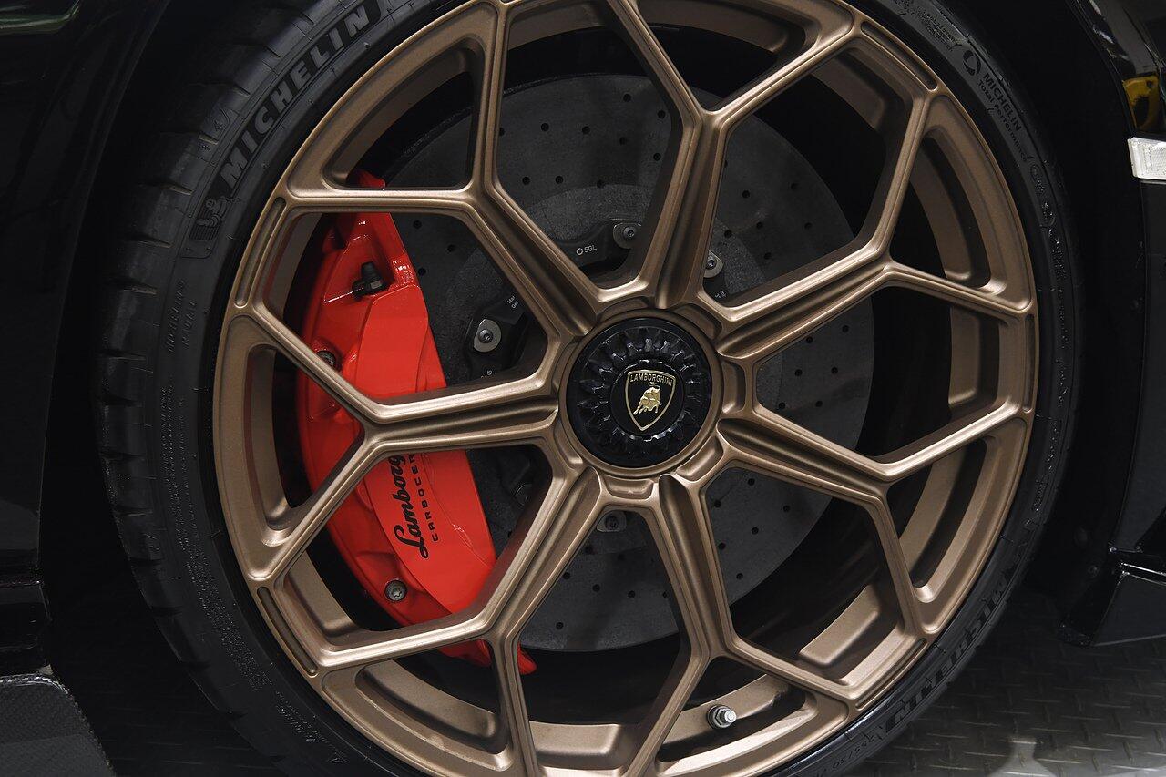 Lamborghini Aventador view 52