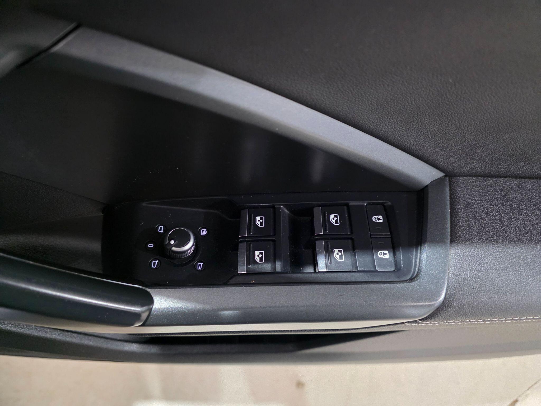 Audi Q3 view 14