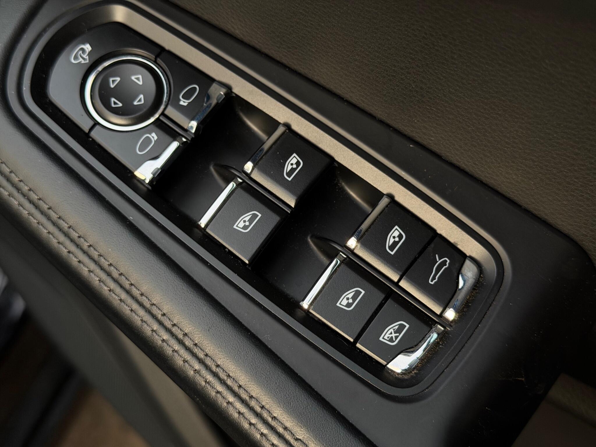 Porsche Macan view 27