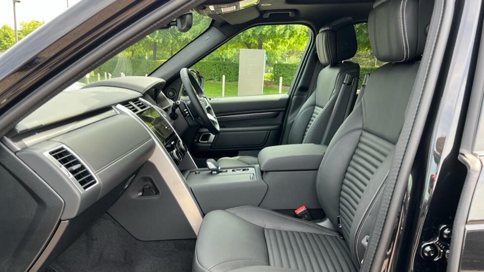Land Rover Discovery view 3