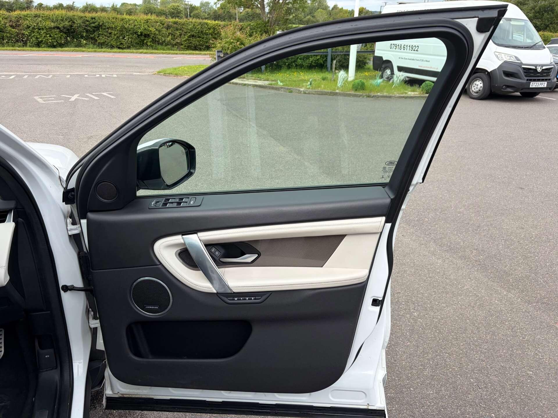Land Rover Discovery Sport view 38