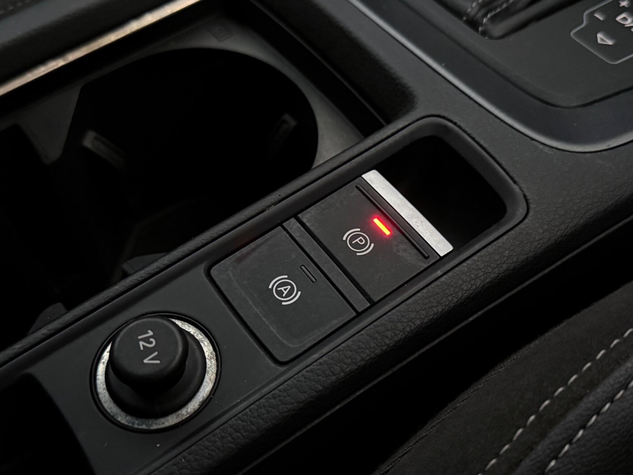 Audi Q3 view 21
