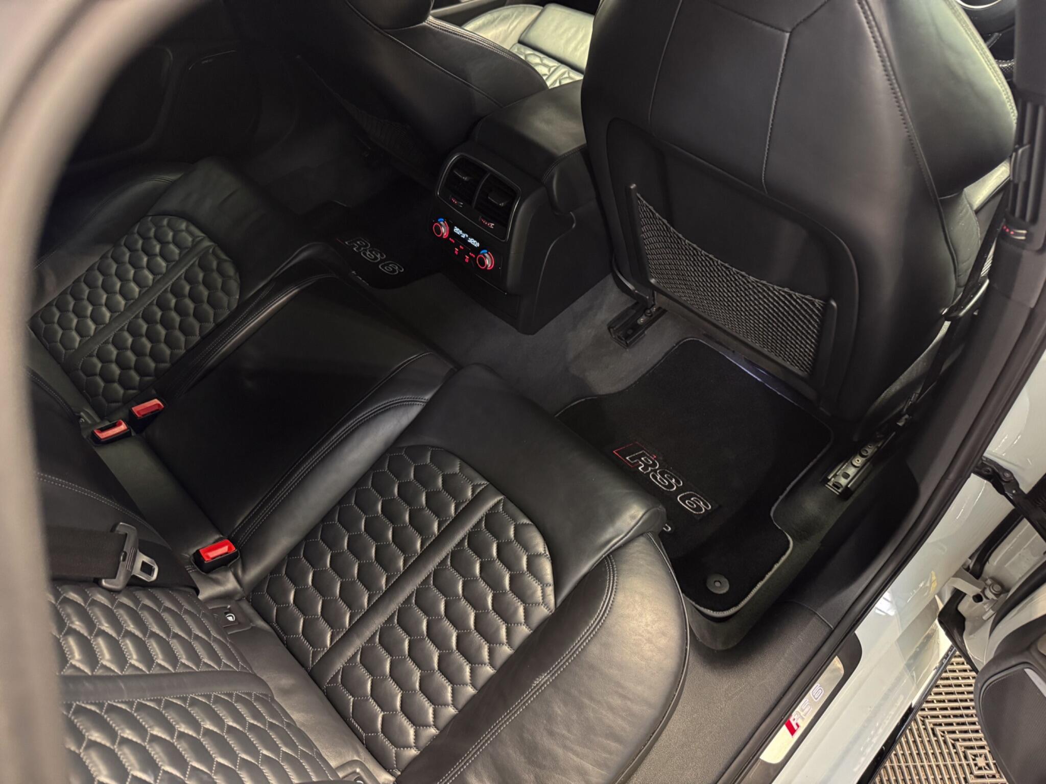 Audi RS6 Avant view 26