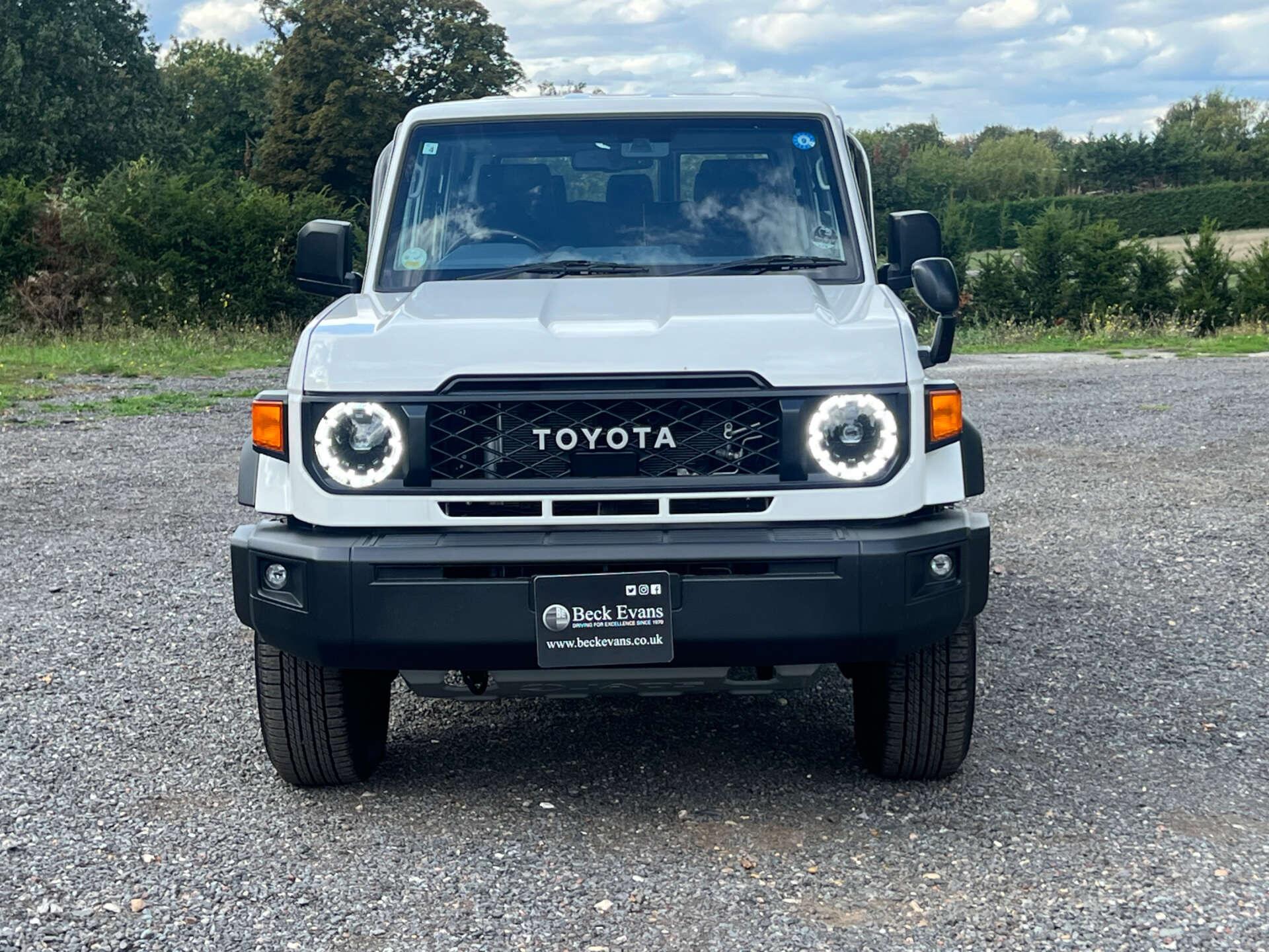 Toyota Land Cruiser view 4