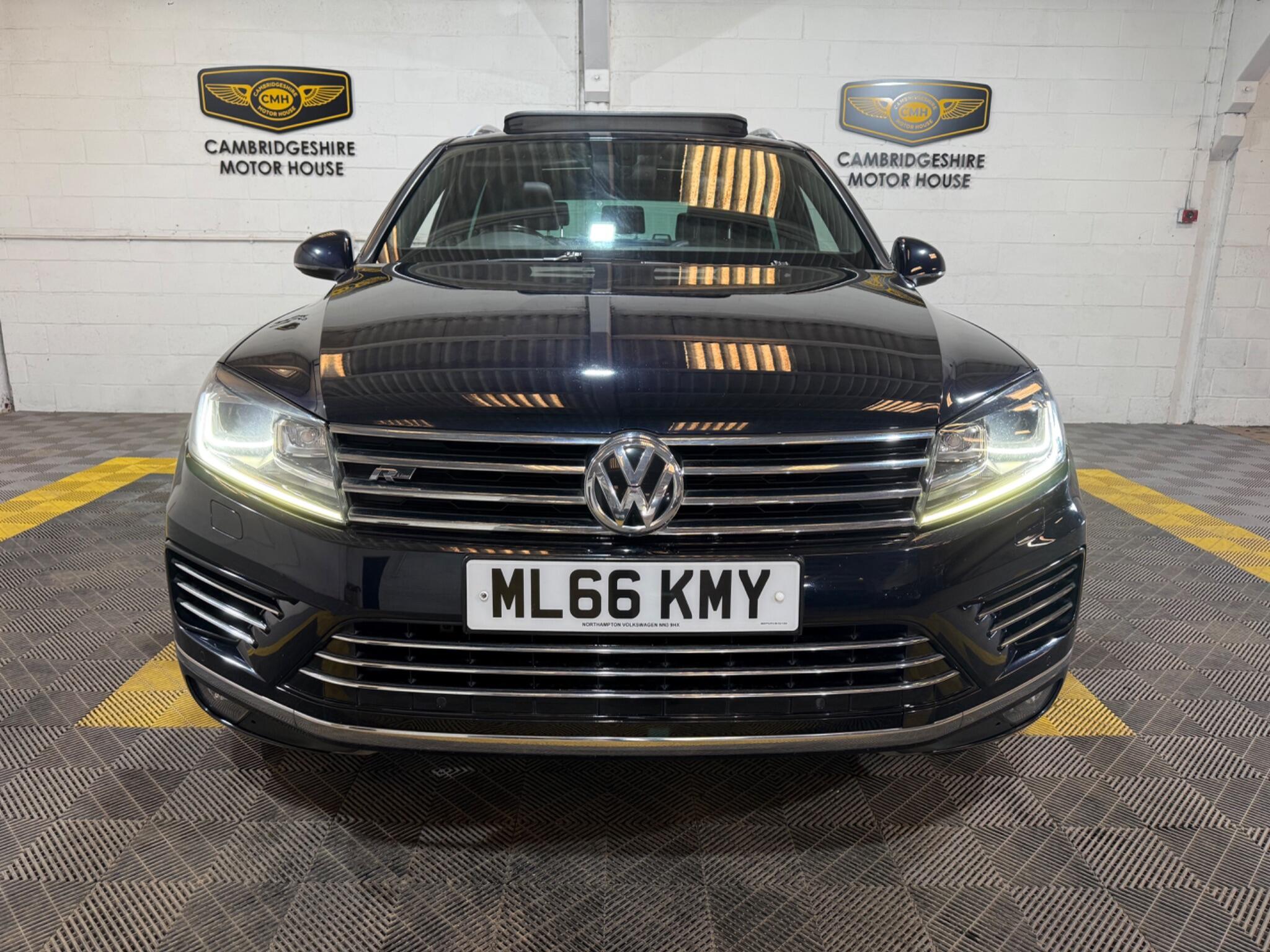 Volkswagen Touareg view 6