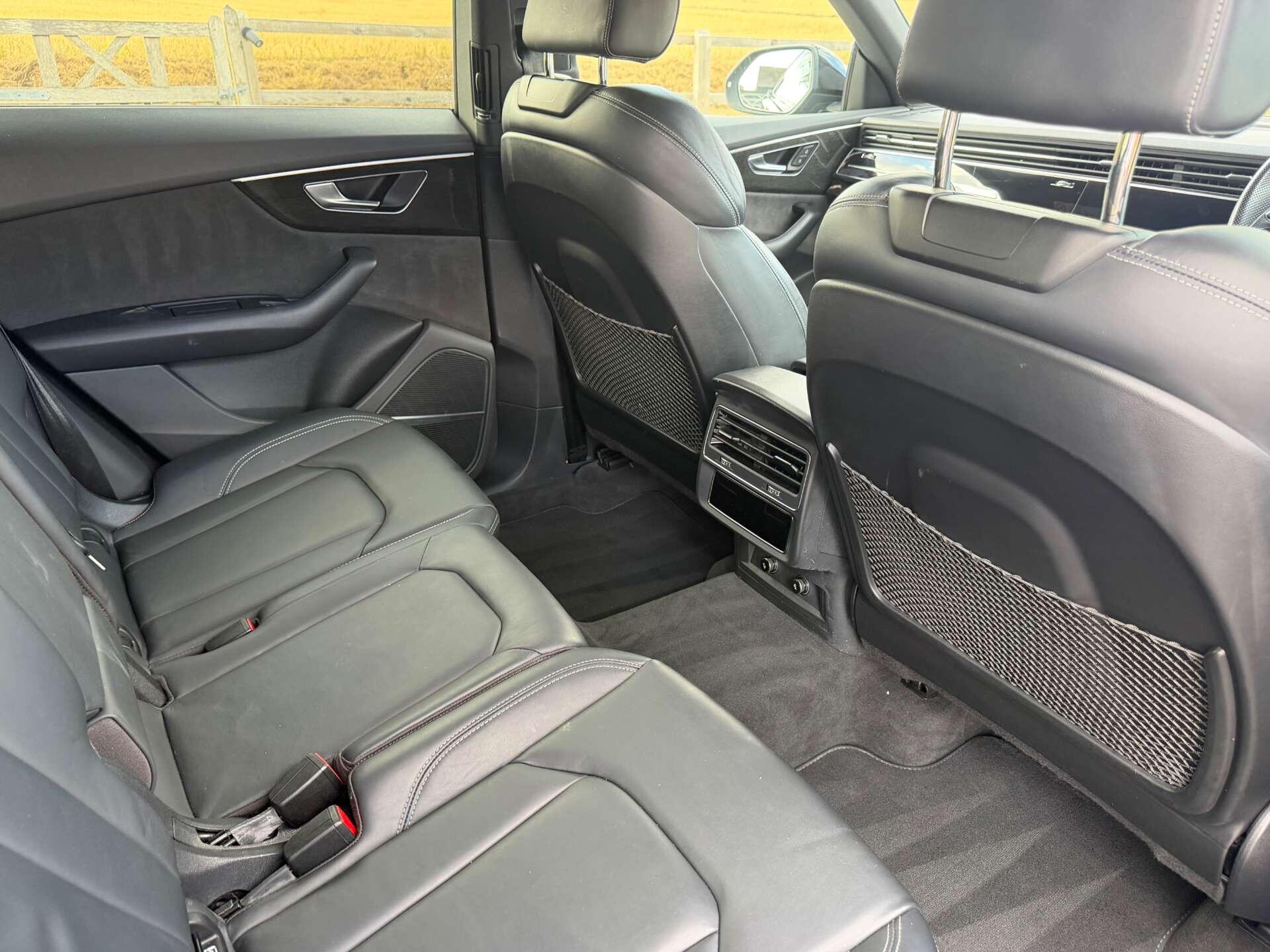 Audi Q8 view 14