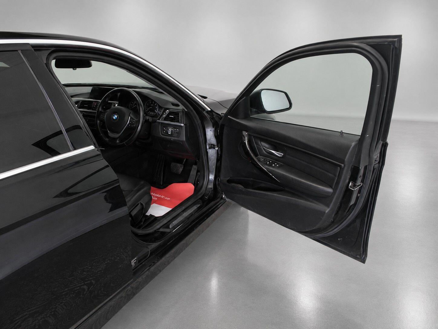 BMW 3 Series view 25