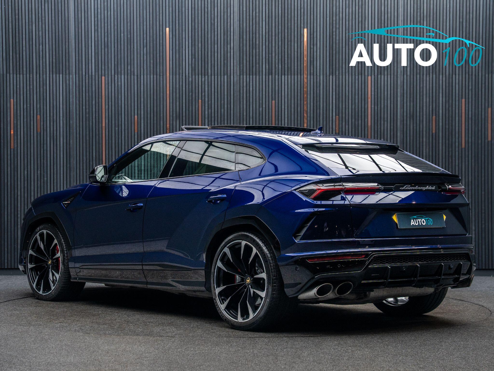 Lamborghini Urus view 3