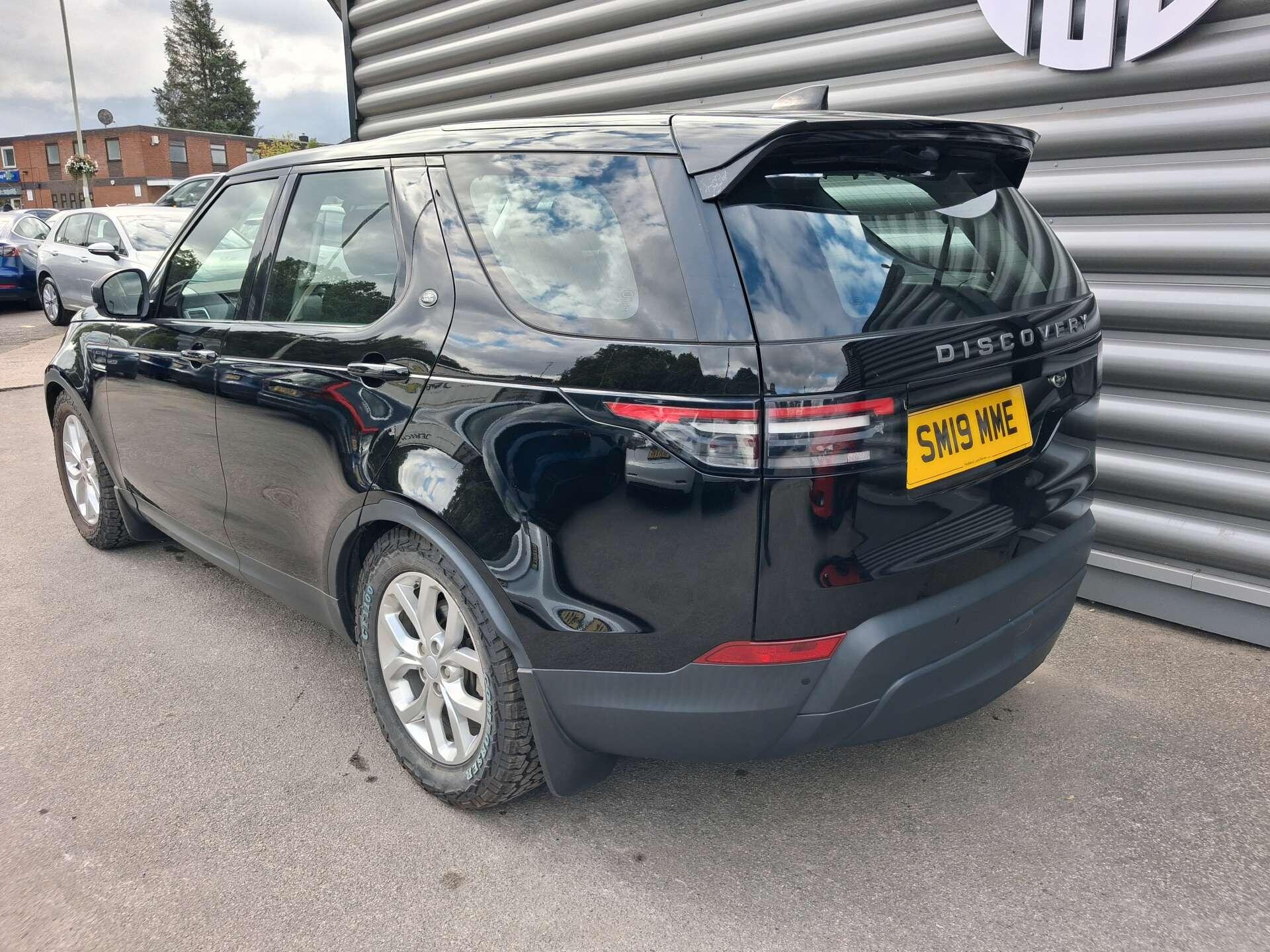 Land Rover Discovery view 3
