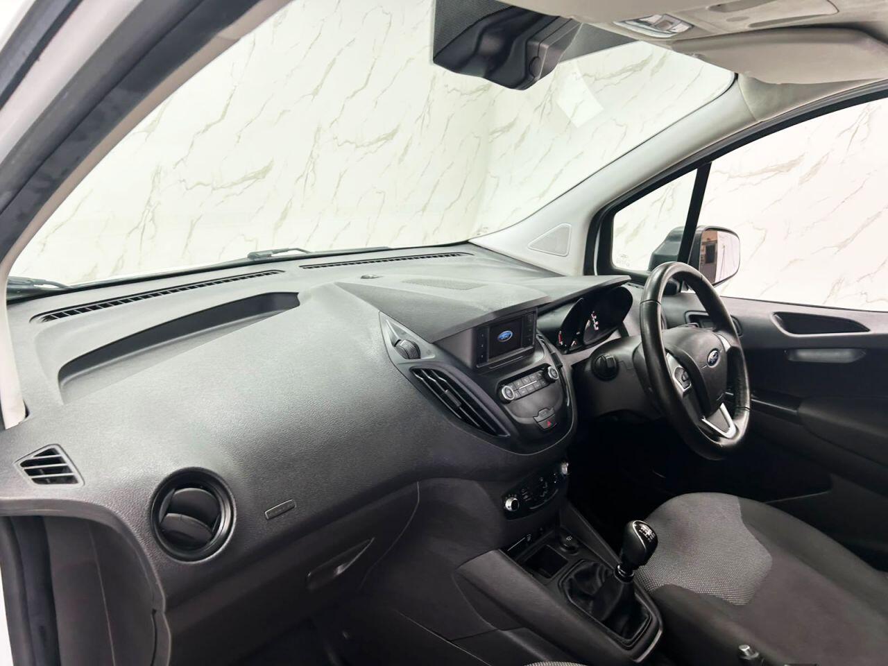 Ford Transit Courier view 13