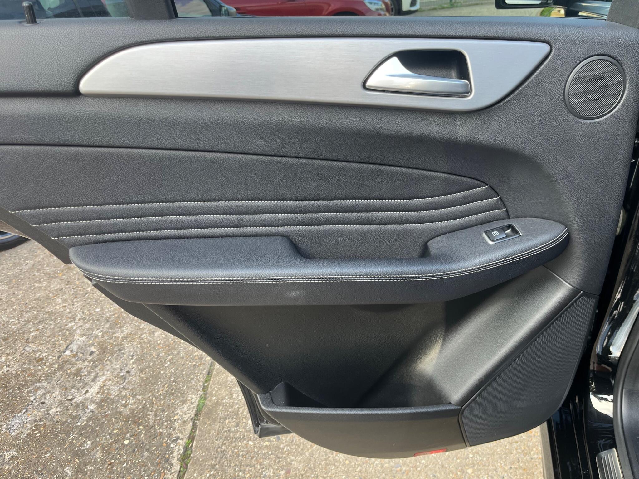 Mercedes-Benz M-Class view 76