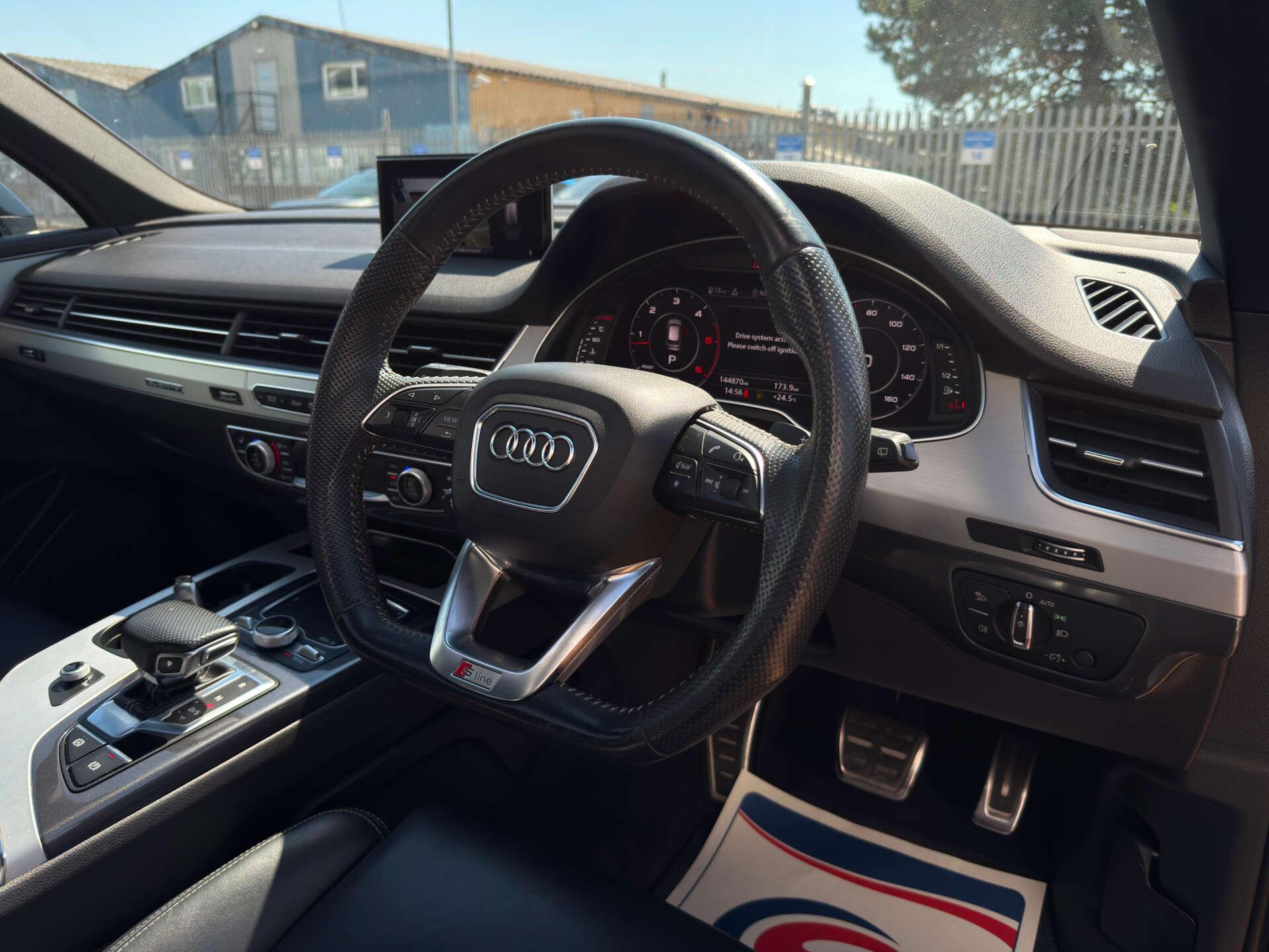 Audi Q7 view 13
