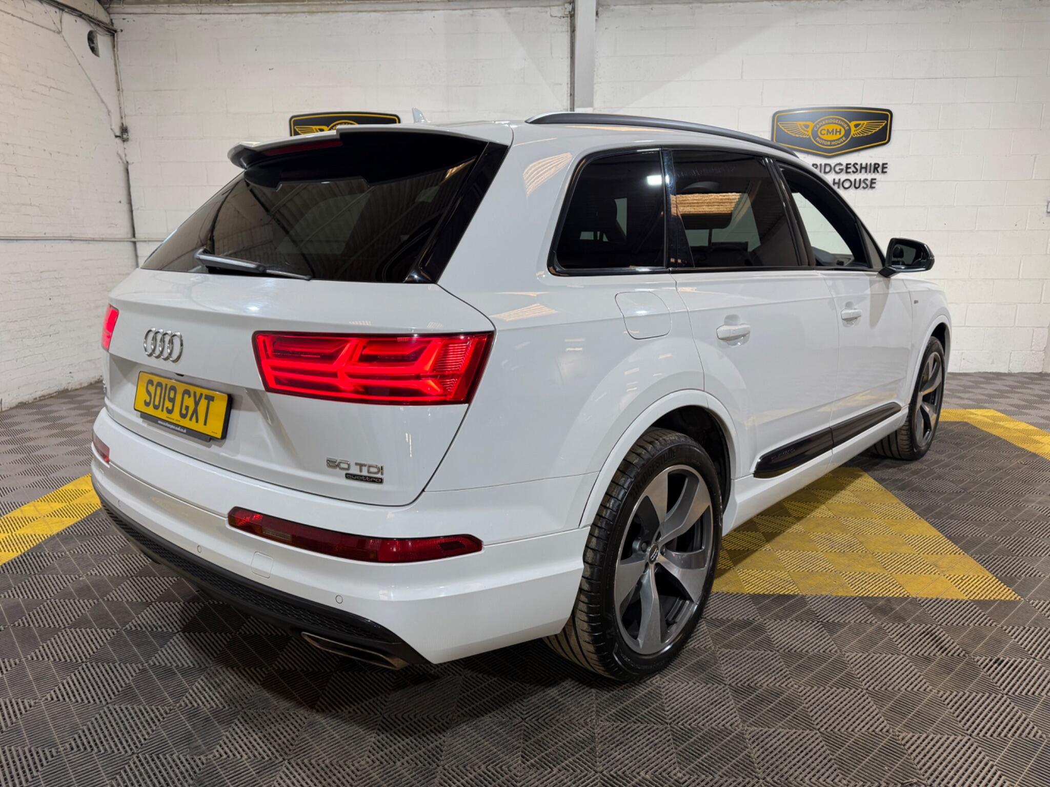 Audi Q7 view 5