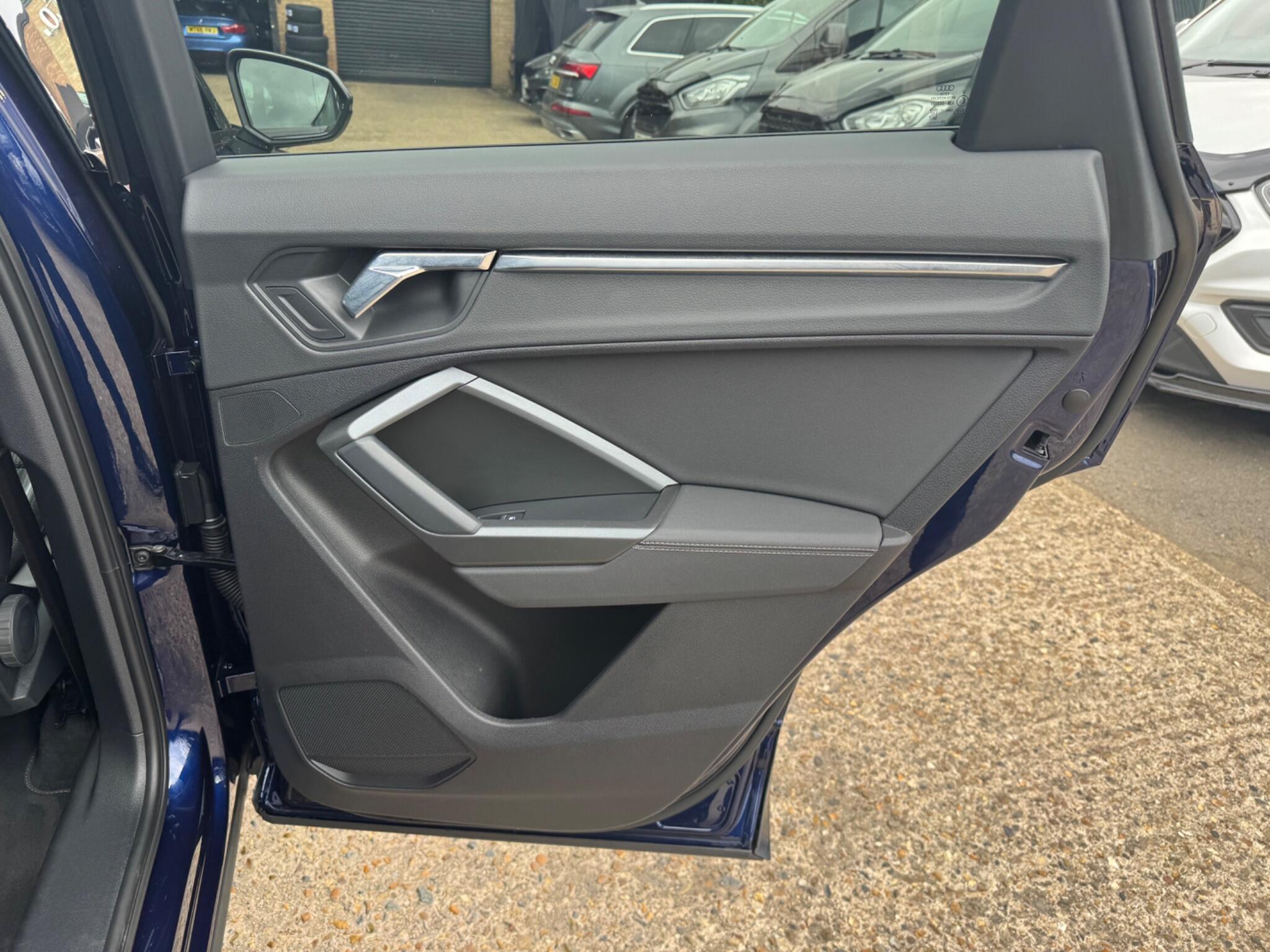 Audi Q3 view 34