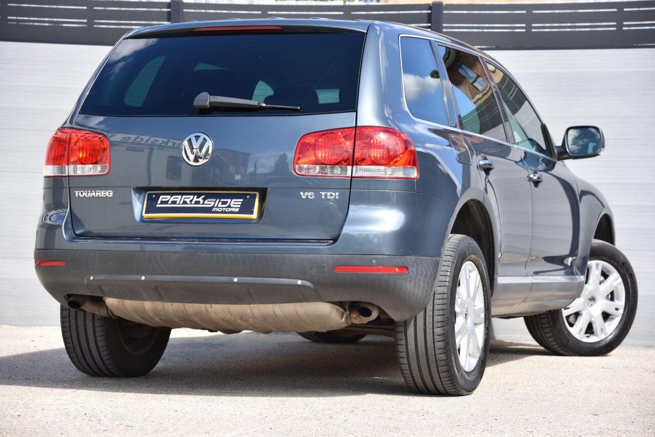 Volkswagen Touareg view 8
