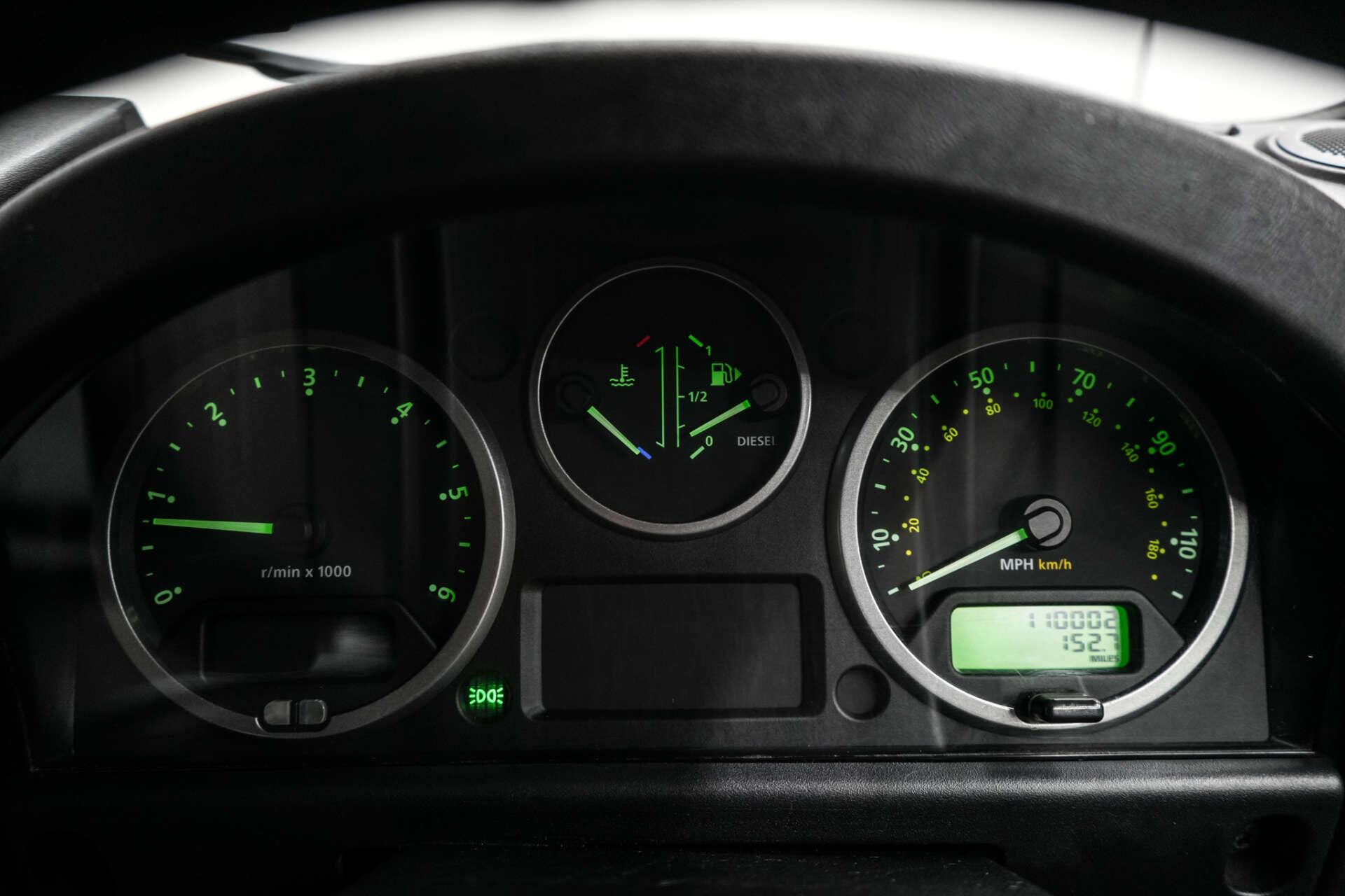 Land Rover Defender 90 view 32