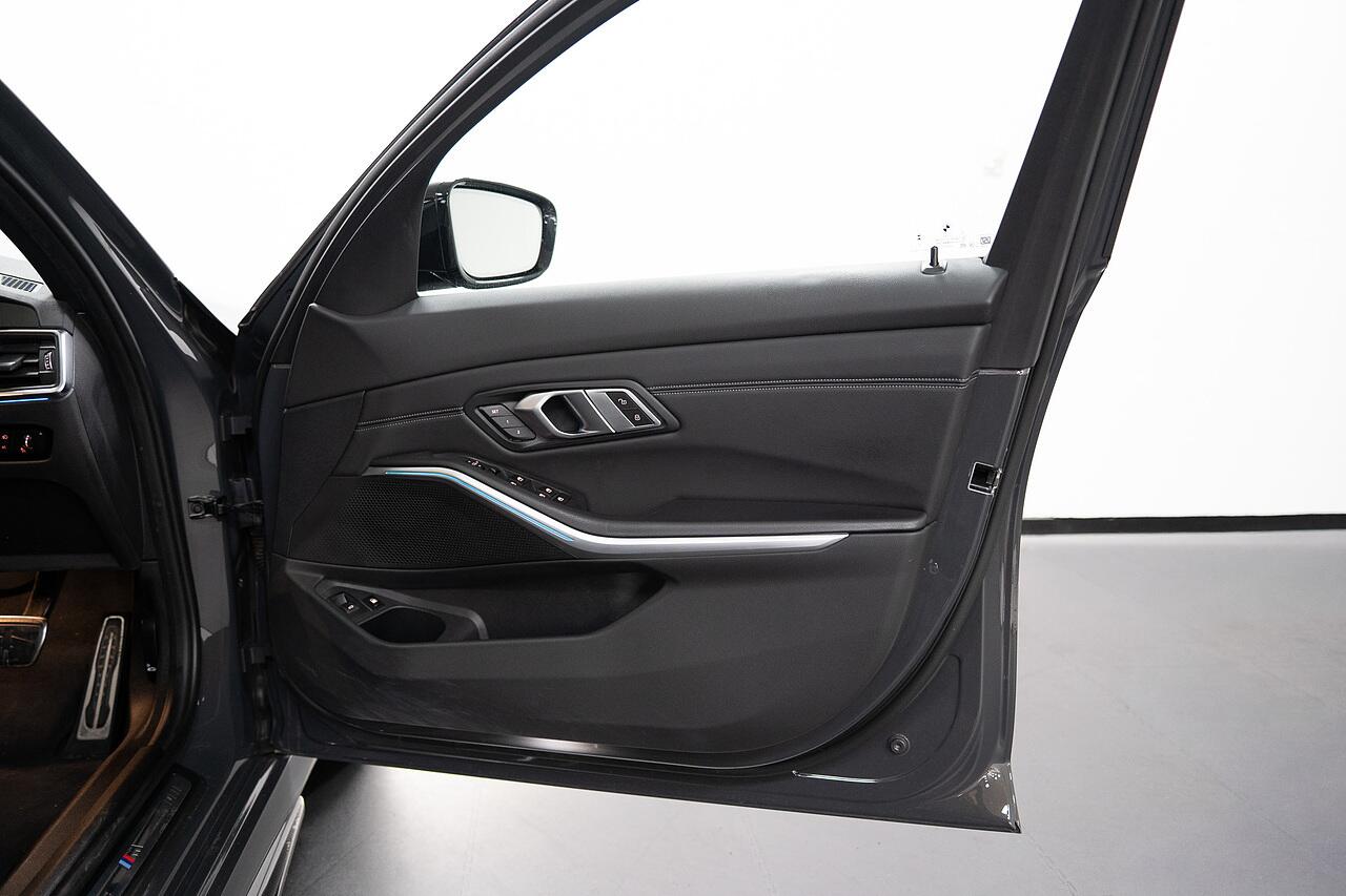 BMW 3 Series view 26