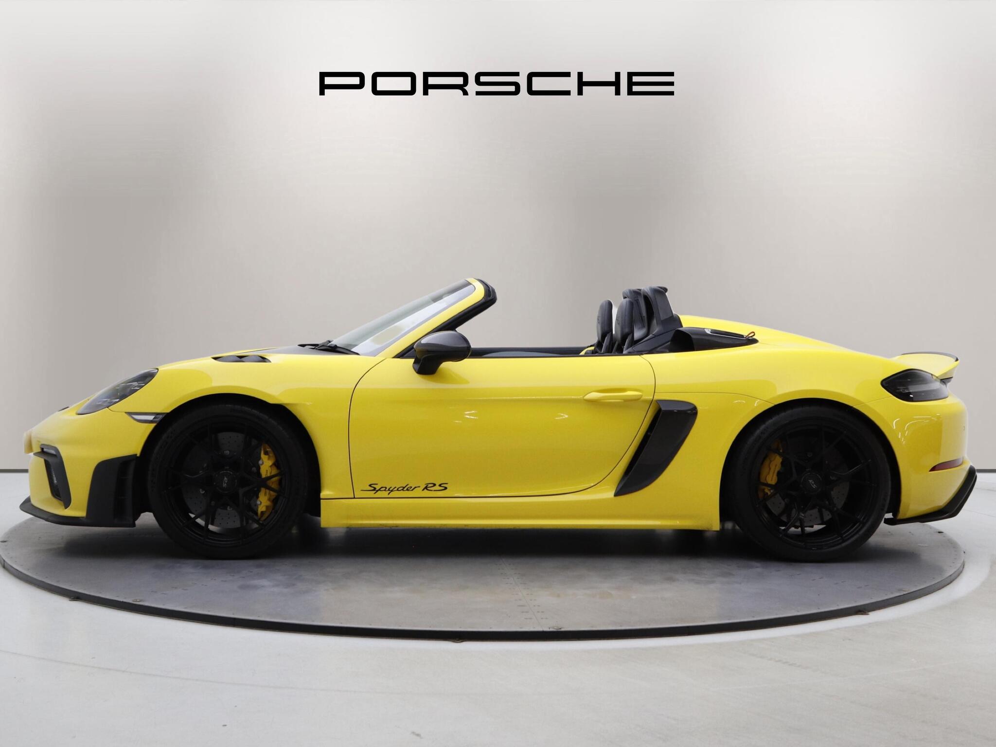 Porsche 718 Spyder view 4
