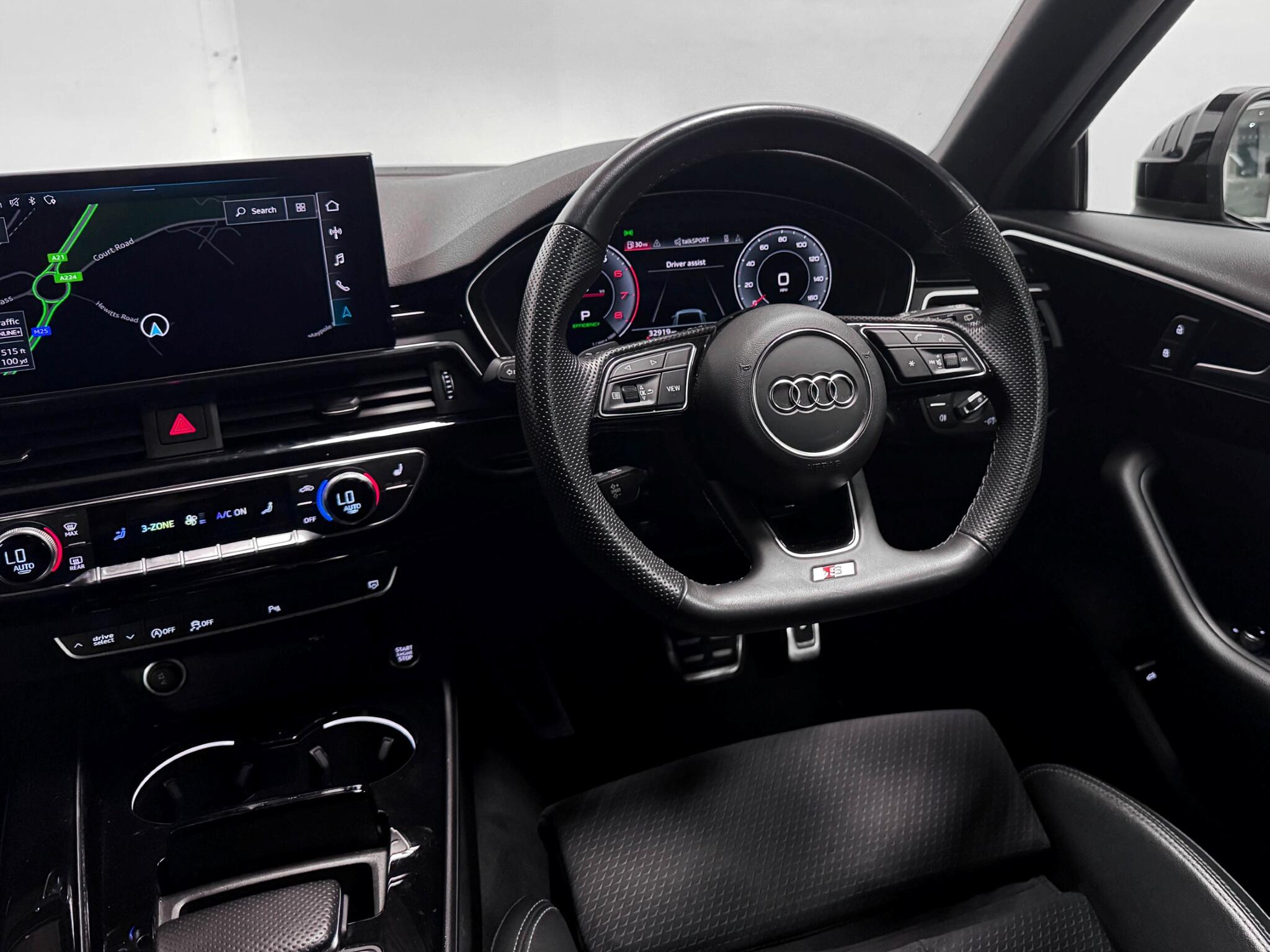 Audi A4 view 14