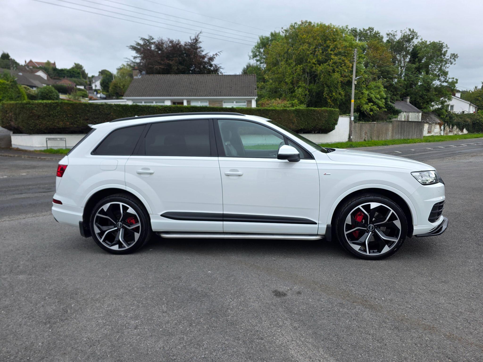 Audi Q7 view 3