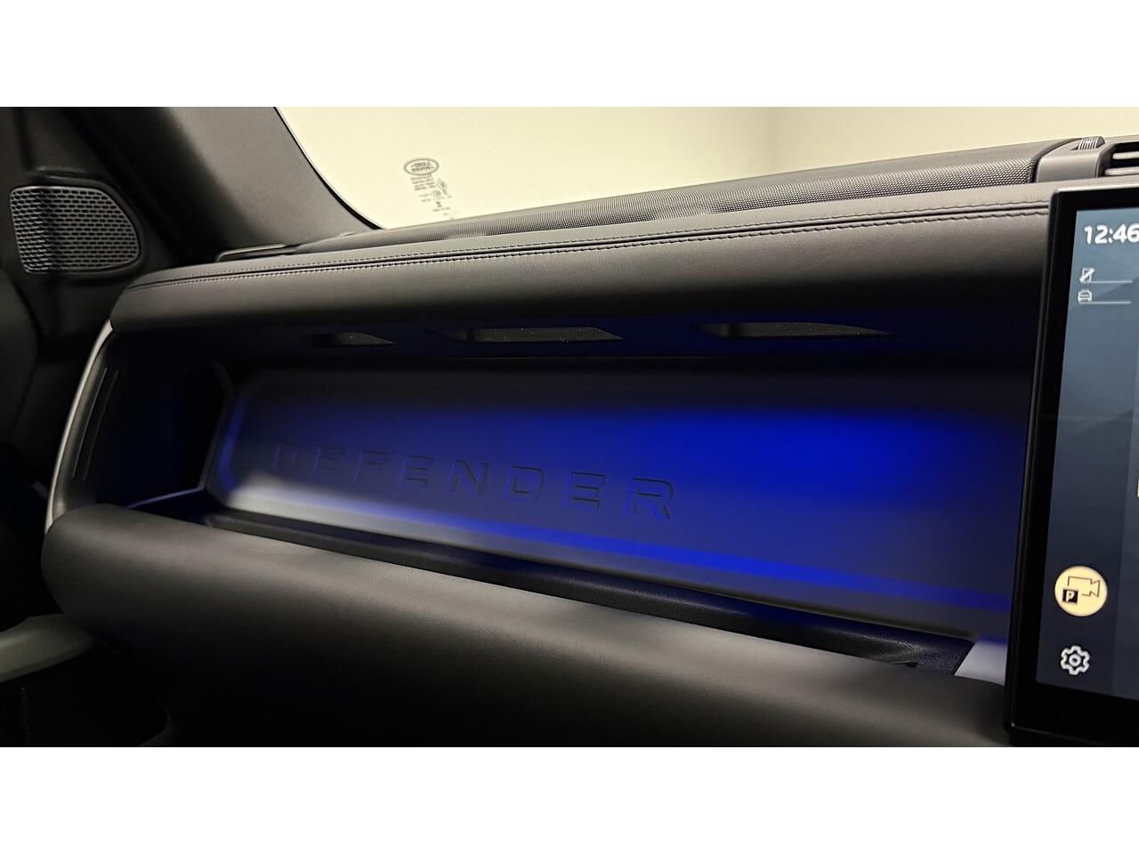 Land Rover Defender view 32