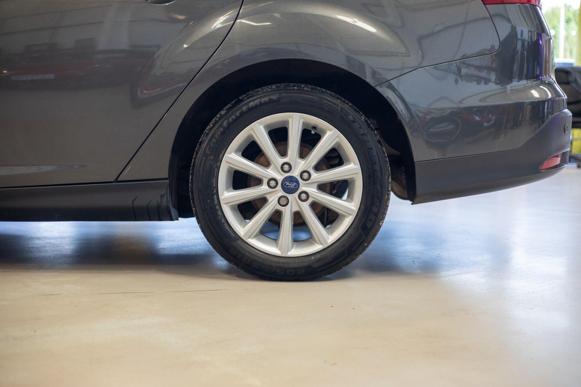 Ford Focus view 6