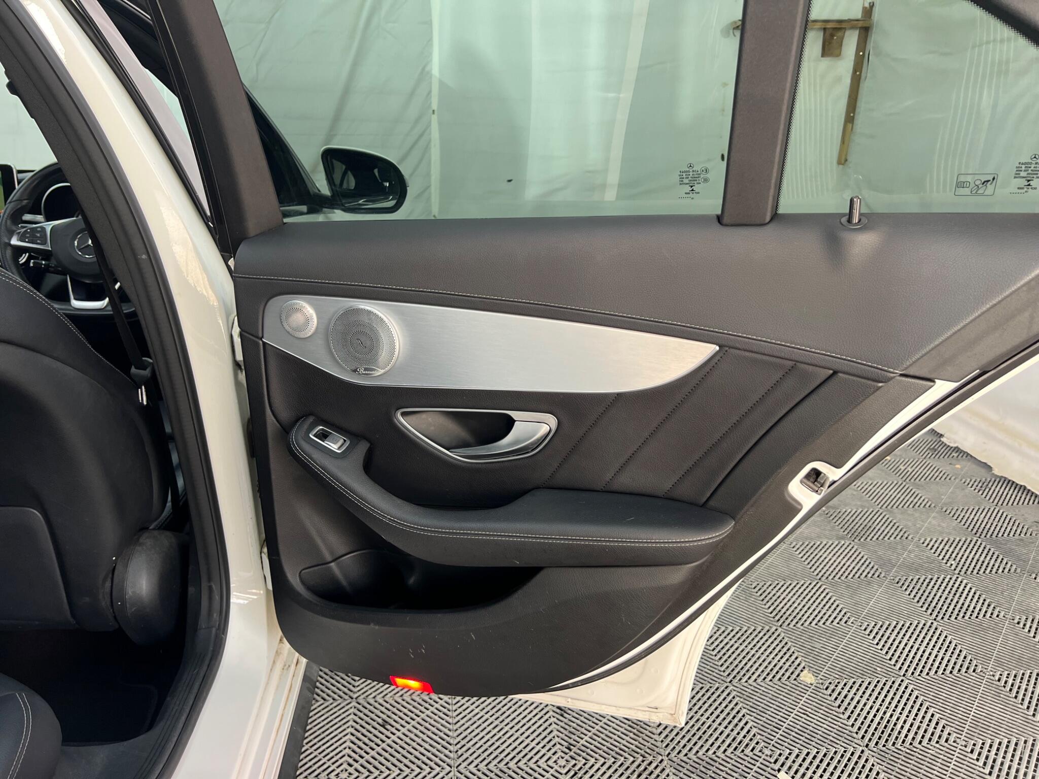 Mercedes-Benz C Class view 28
