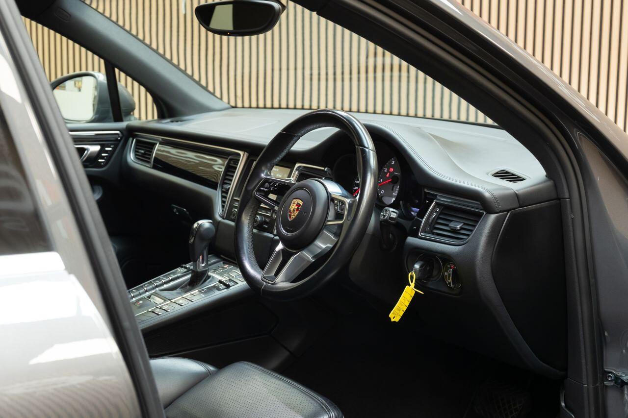 Porsche Macan view 45