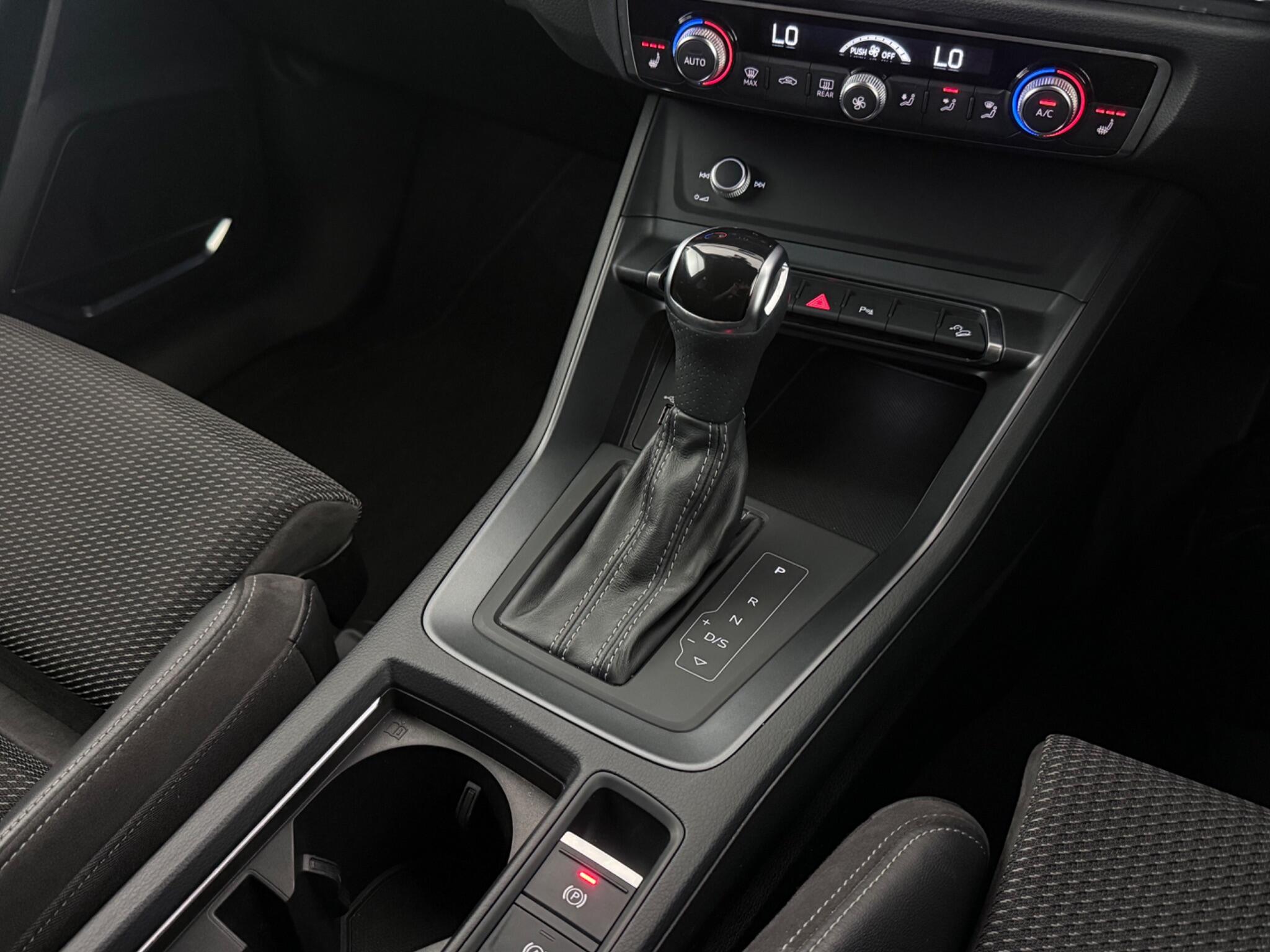 Audi Q3 view 21