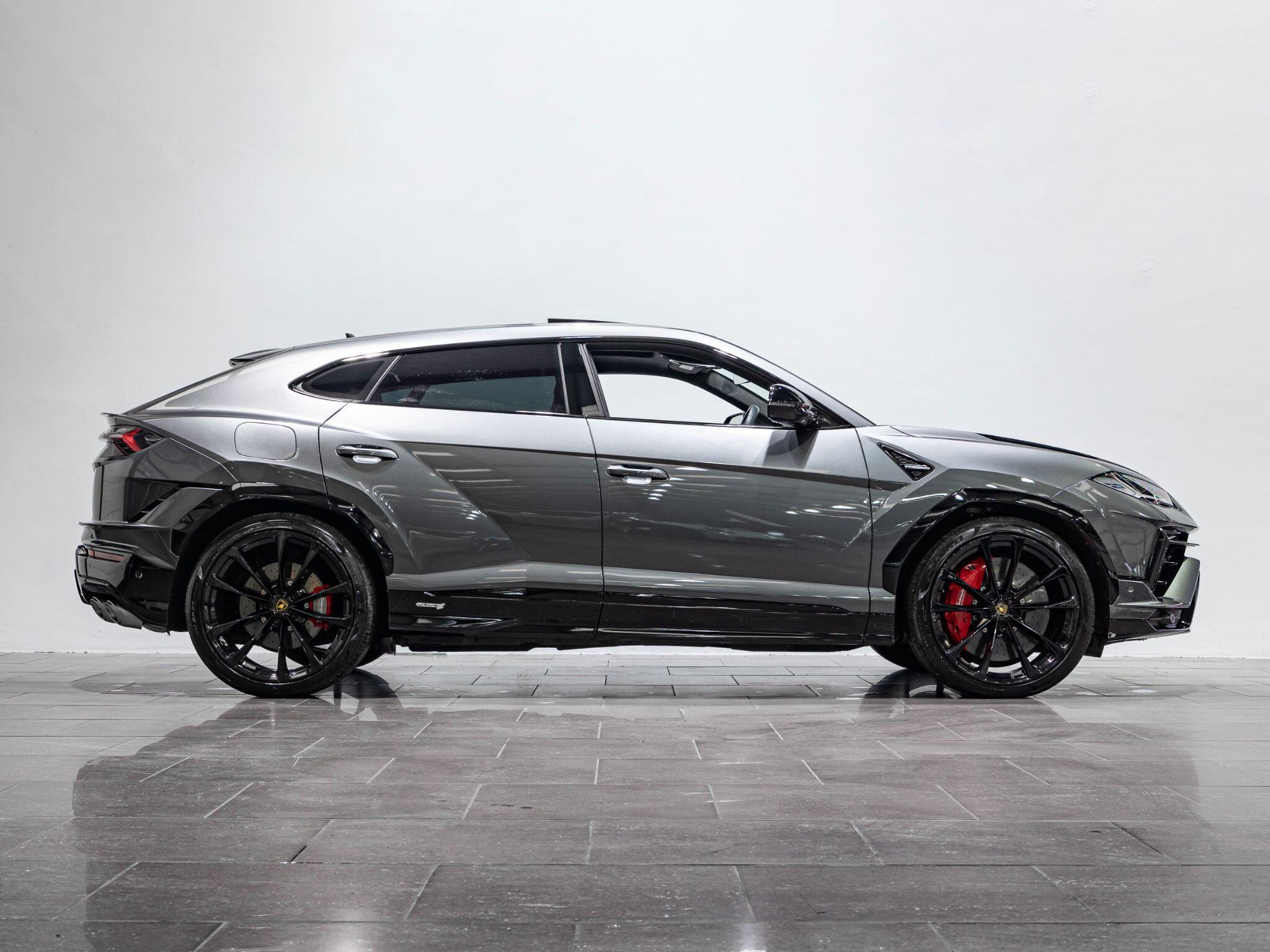 Lamborghini Urus view 6